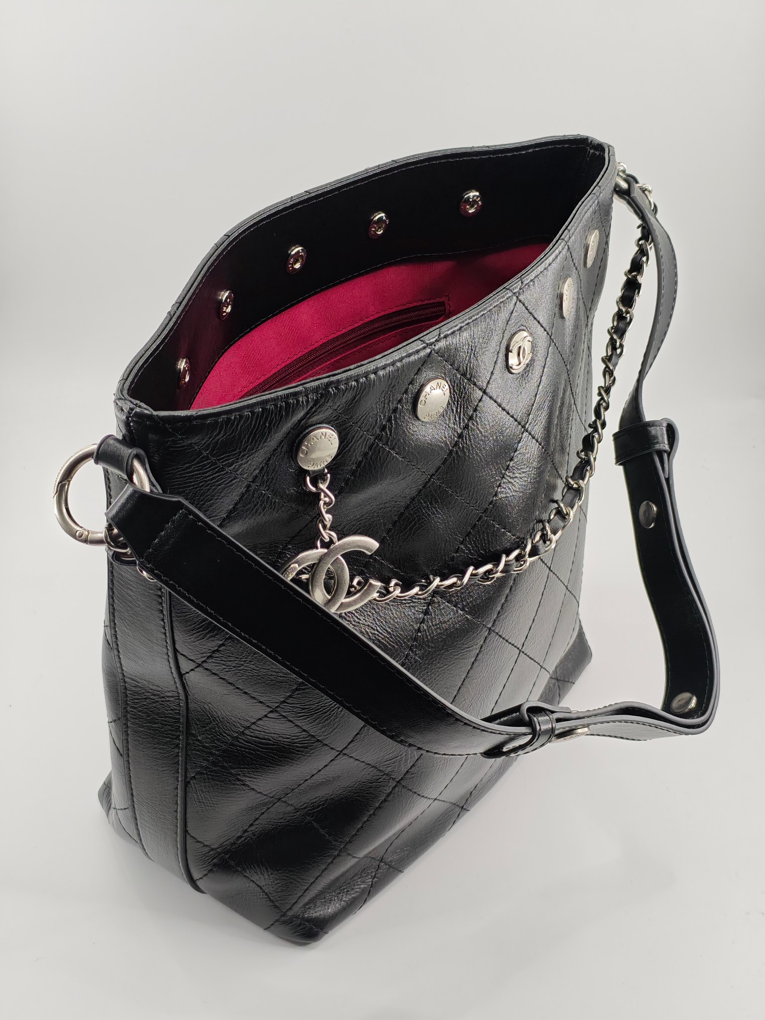  25小香新款托特包
头层黑色小牛皮银扣
实物实拍
尺寸：31/28/15
款号：1022
