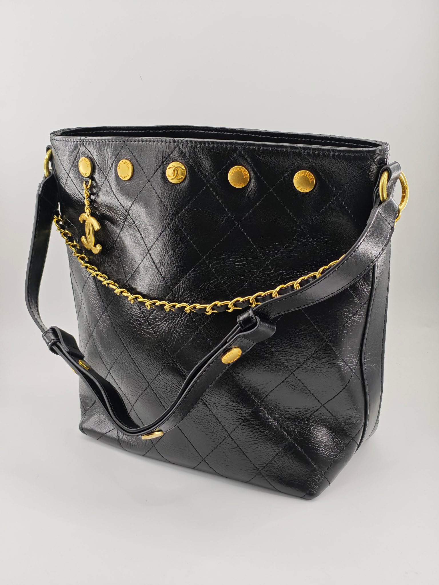  25小香新款托特包
头层黑色小牛皮金扣
实物实拍
尺寸：31/28/15
款号：1022
