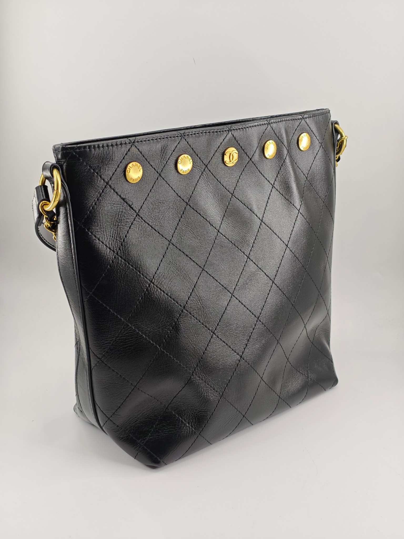  25小香新款托特包
头层黑色小牛皮金扣
实物实拍
尺寸：31/28/15
款号：1022
