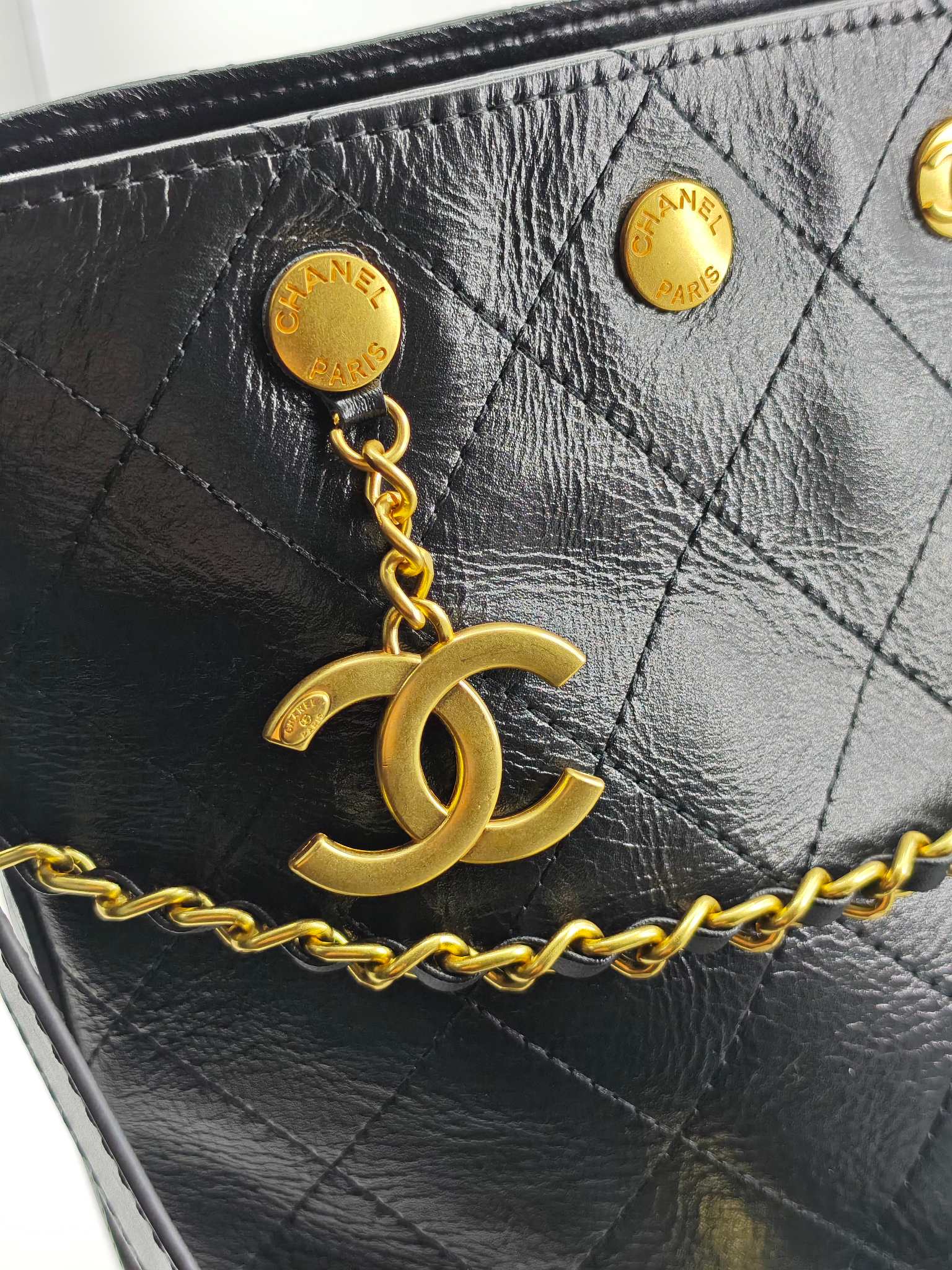  25小香新款托特包
头层黑色小牛皮金扣
实物实拍
尺寸：31/28/15
款号：1022
