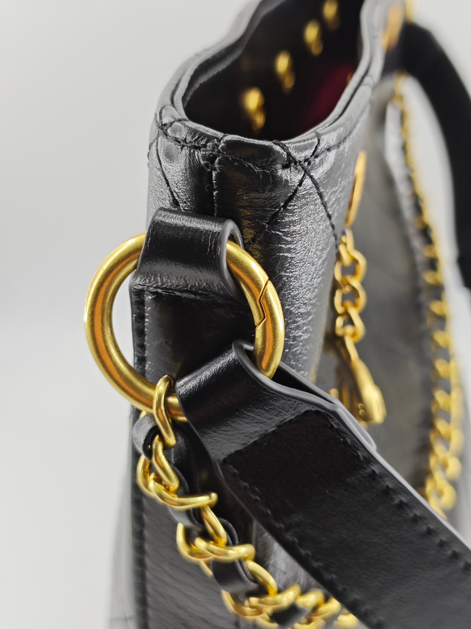  25小香新款托特包
头层黑色小牛皮金扣
实物实拍
尺寸：31/28/15
款号：1022
