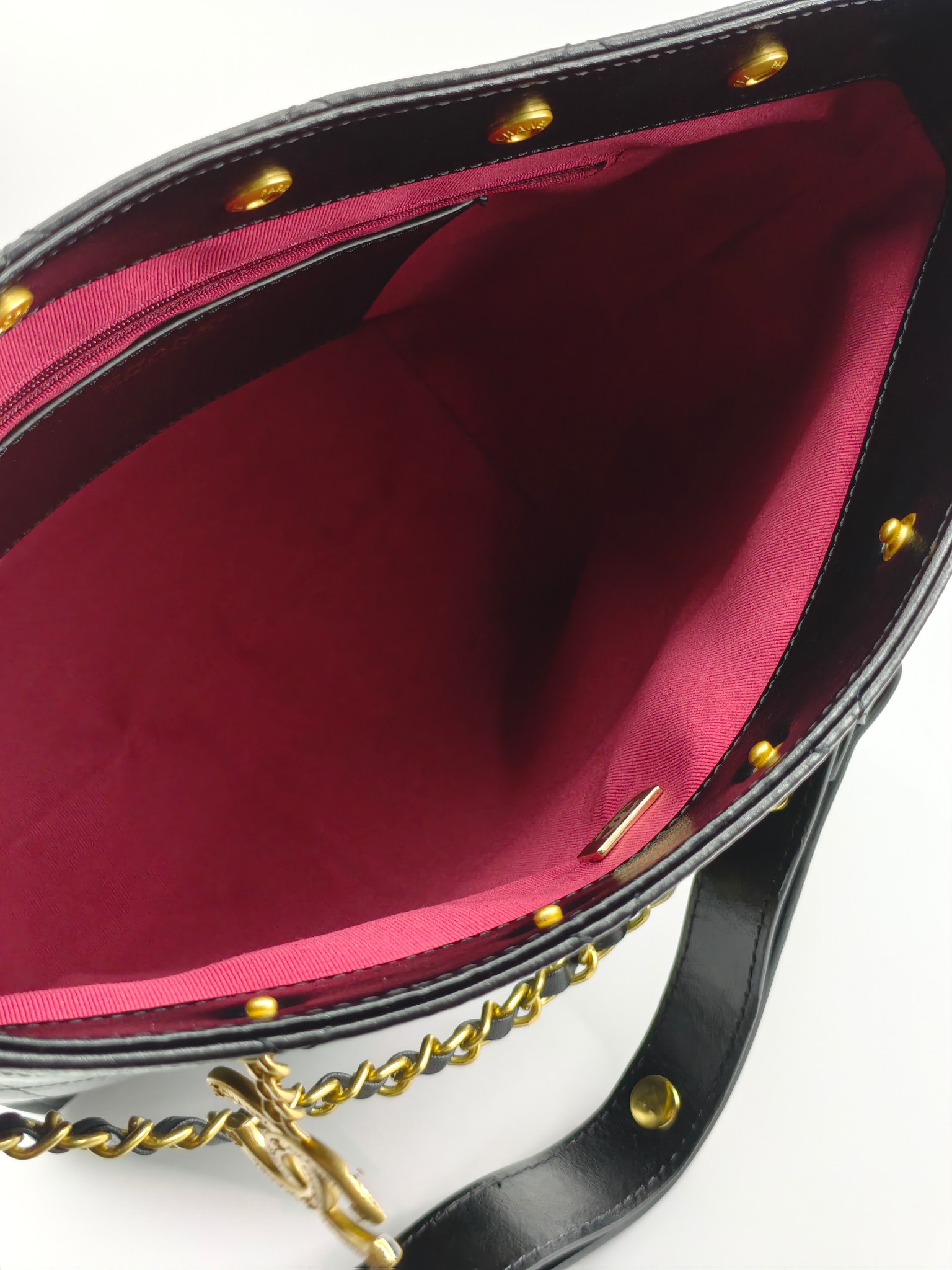  25小香新款托特包
头层黑色小牛皮金扣
实物实拍
尺寸：31/28/15
款号：1022
