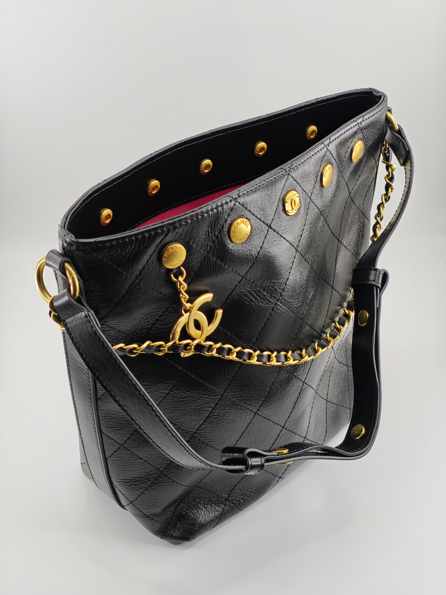  25小香新款托特包
头层黑色小牛皮金扣
实物实拍
尺寸：31/28/15
款号：1022
