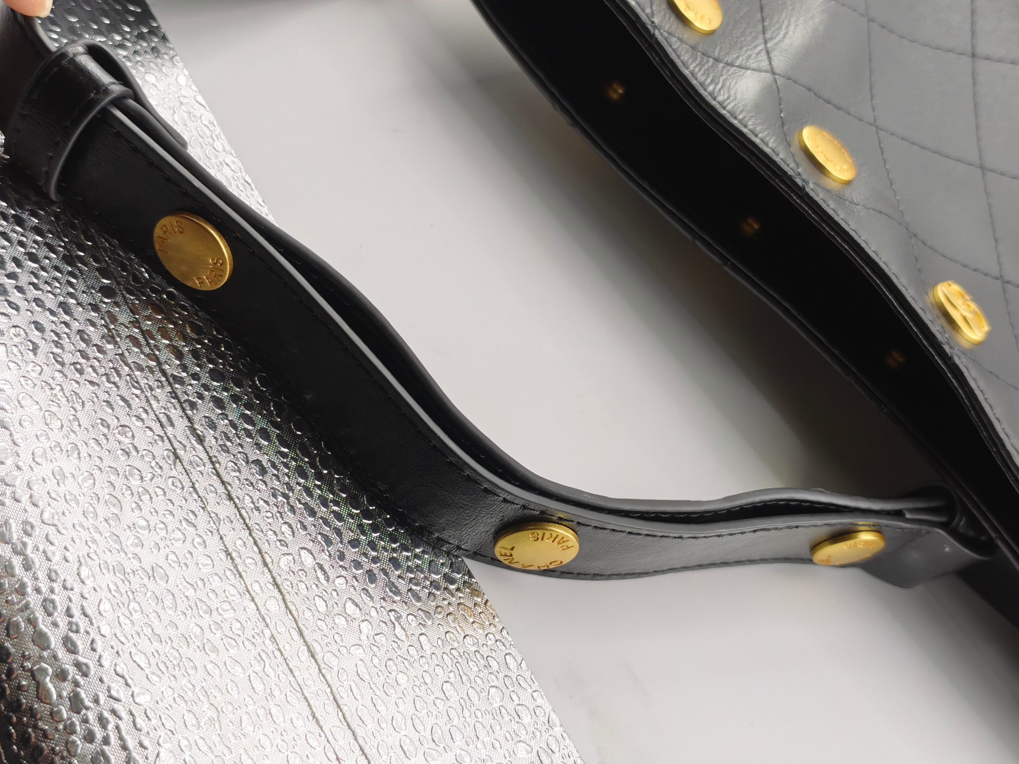  25小香新款托特包
头层黑色小牛皮金扣
实物实拍
尺寸：31/28/15
款号：1022
