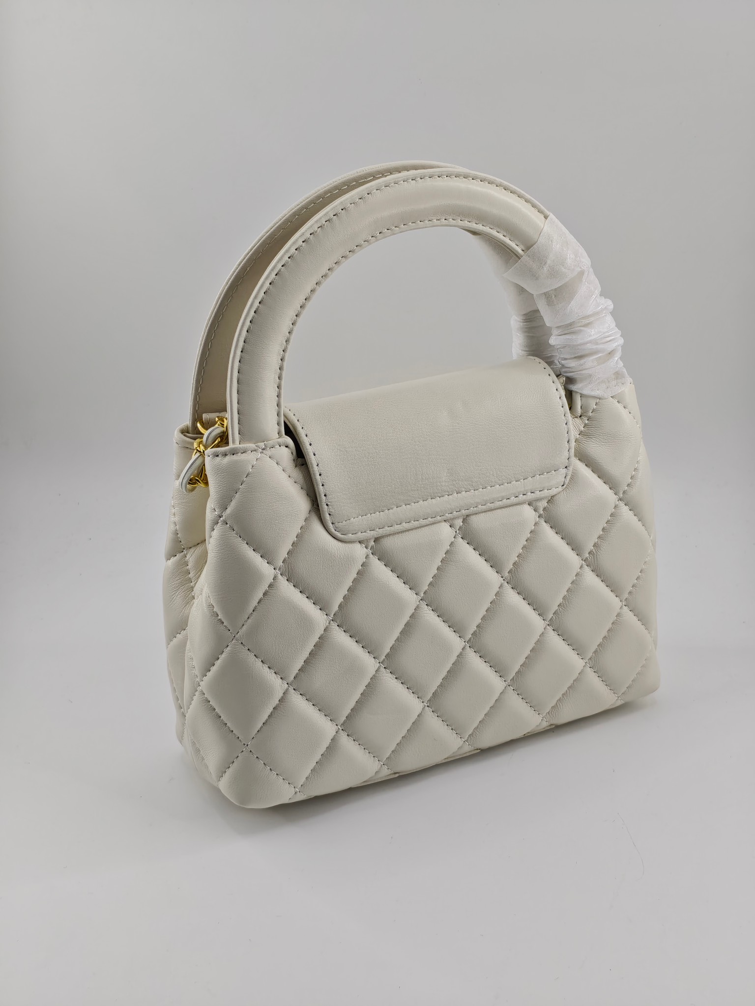  25小香晚宴包手提包
米白小羊皮金扣
实物实拍
尺寸：20/14/7
款号：757
