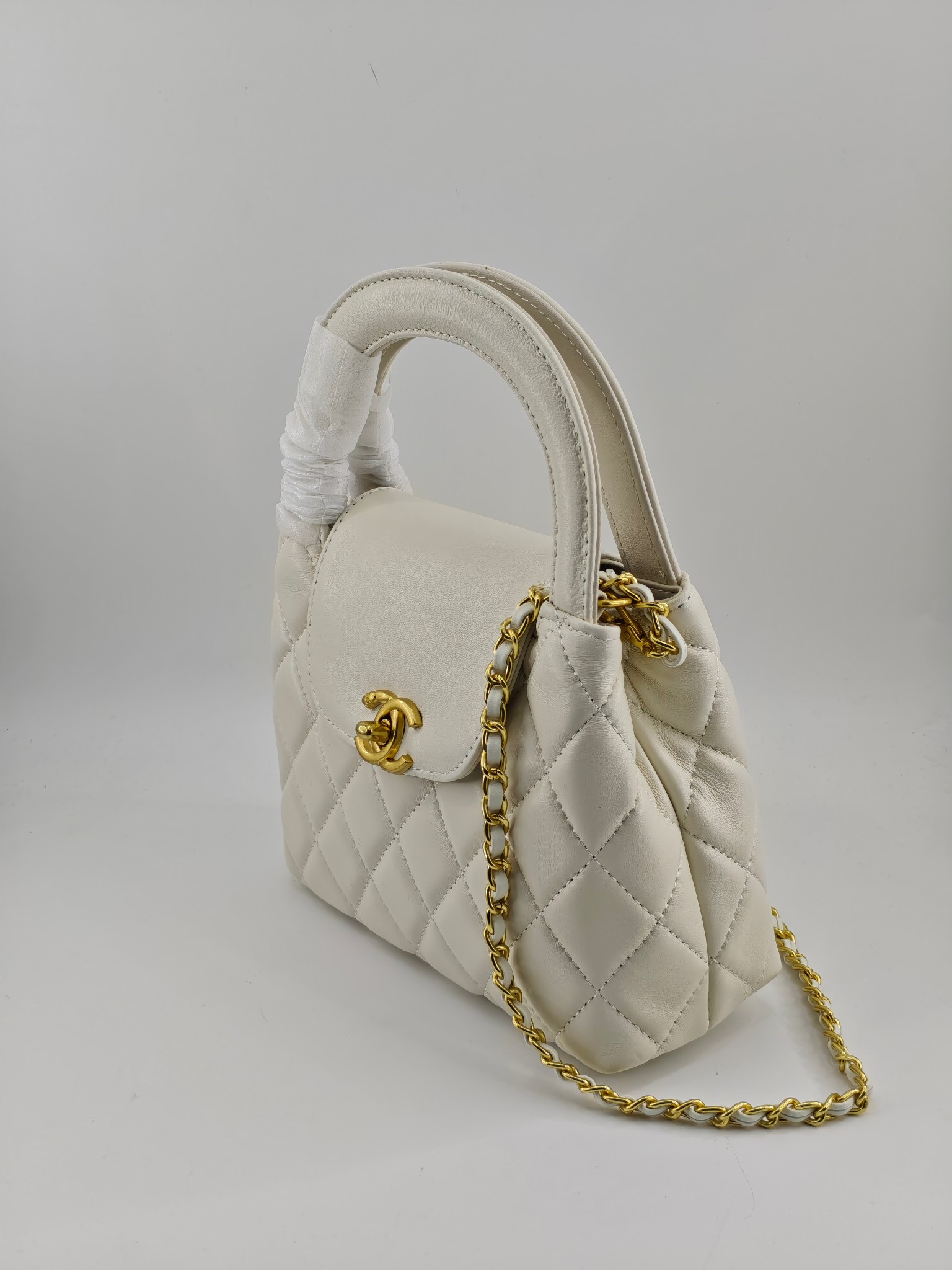  25小香晚宴包手提包
米白小羊皮金扣
实物实拍
尺寸：20/14/7
款号：757
