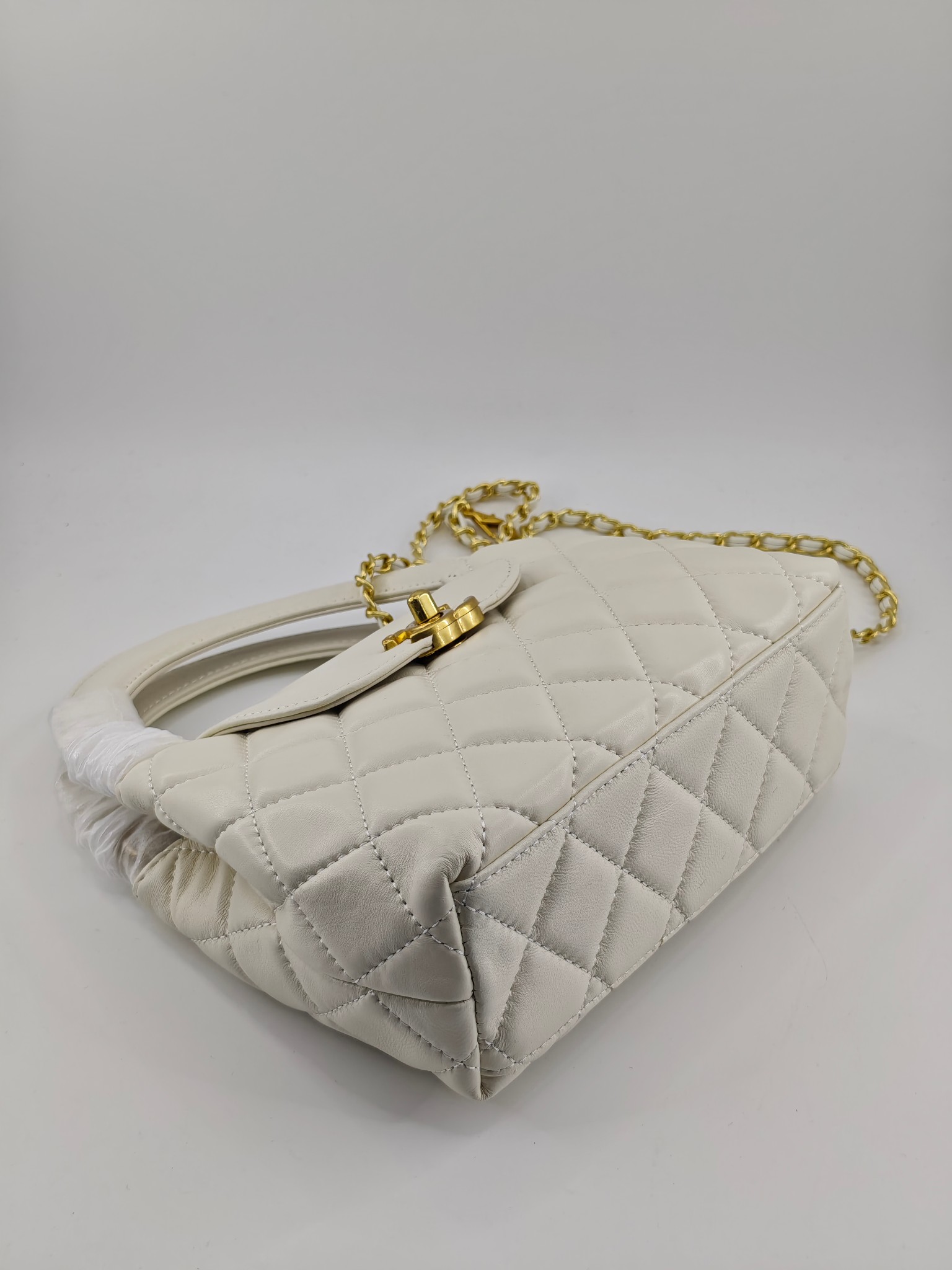  25小香晚宴包手提包
米白小羊皮金扣
实物实拍
尺寸：20/14/7
款号：757
