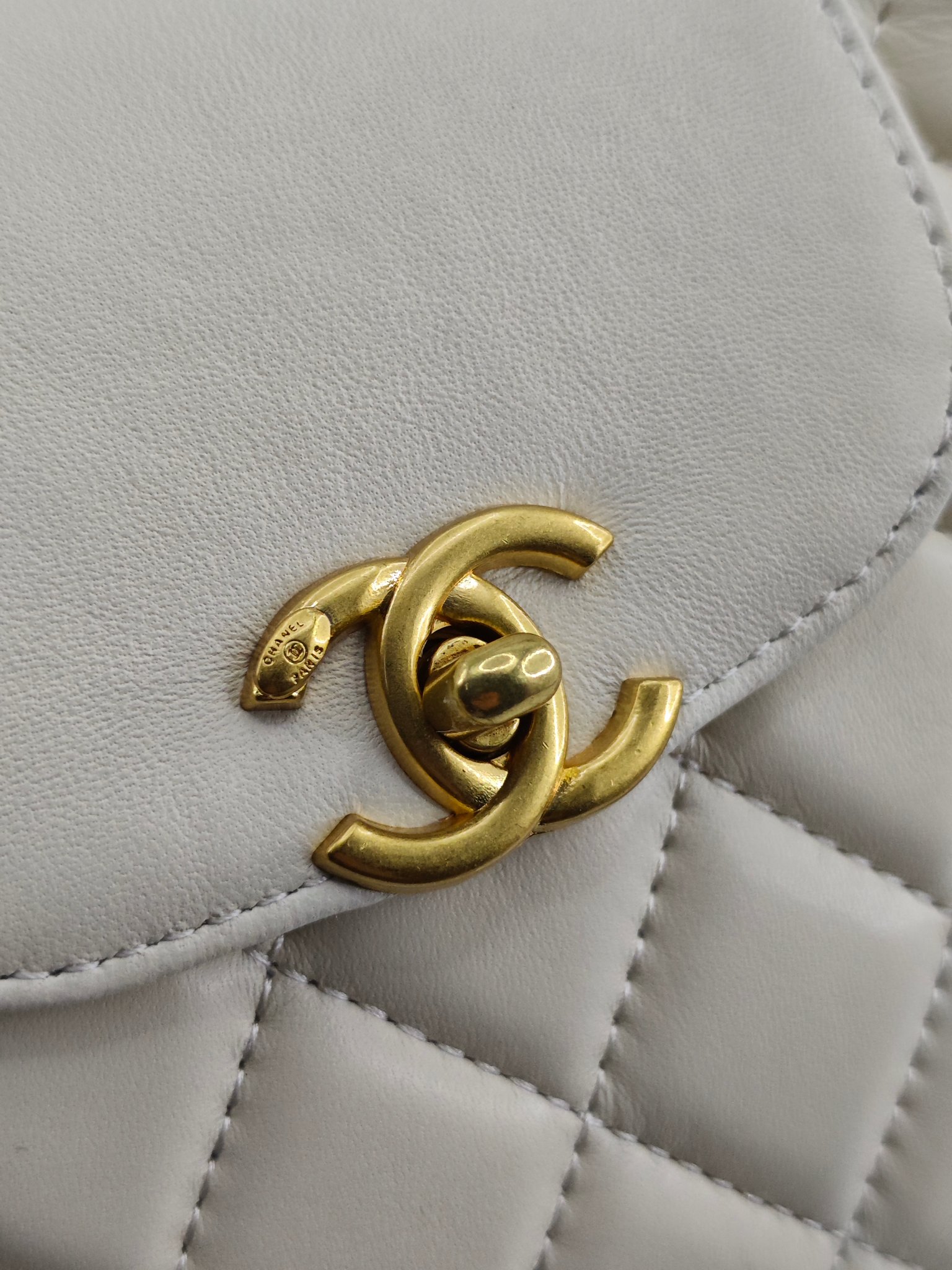  25小香晚宴包手提包
米白小羊皮金扣
实物实拍
尺寸：20/14/7
款号：757
