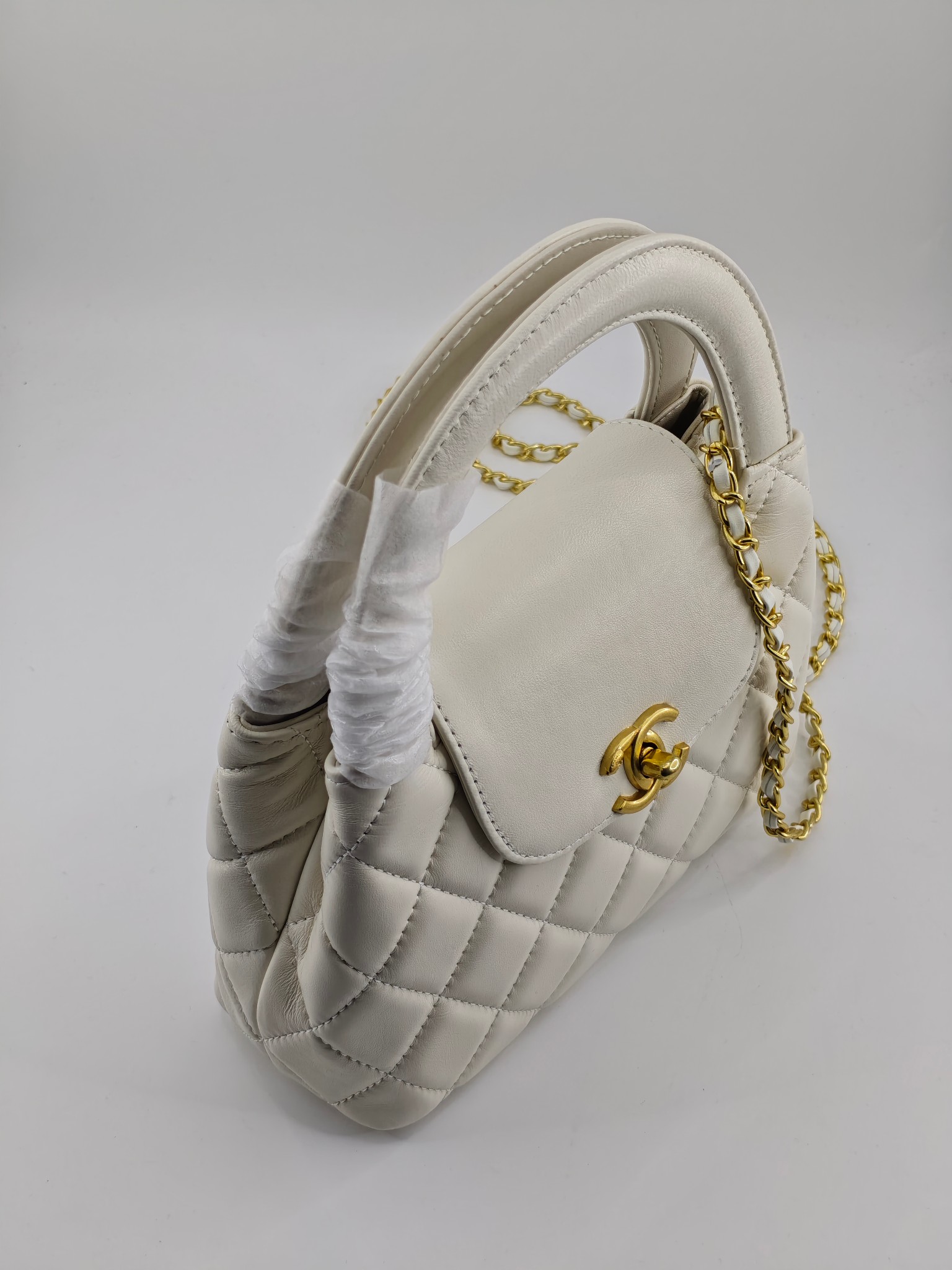  25小香晚宴包手提包
米白小羊皮金扣
实物实拍
尺寸：20/14/7
款号：757
