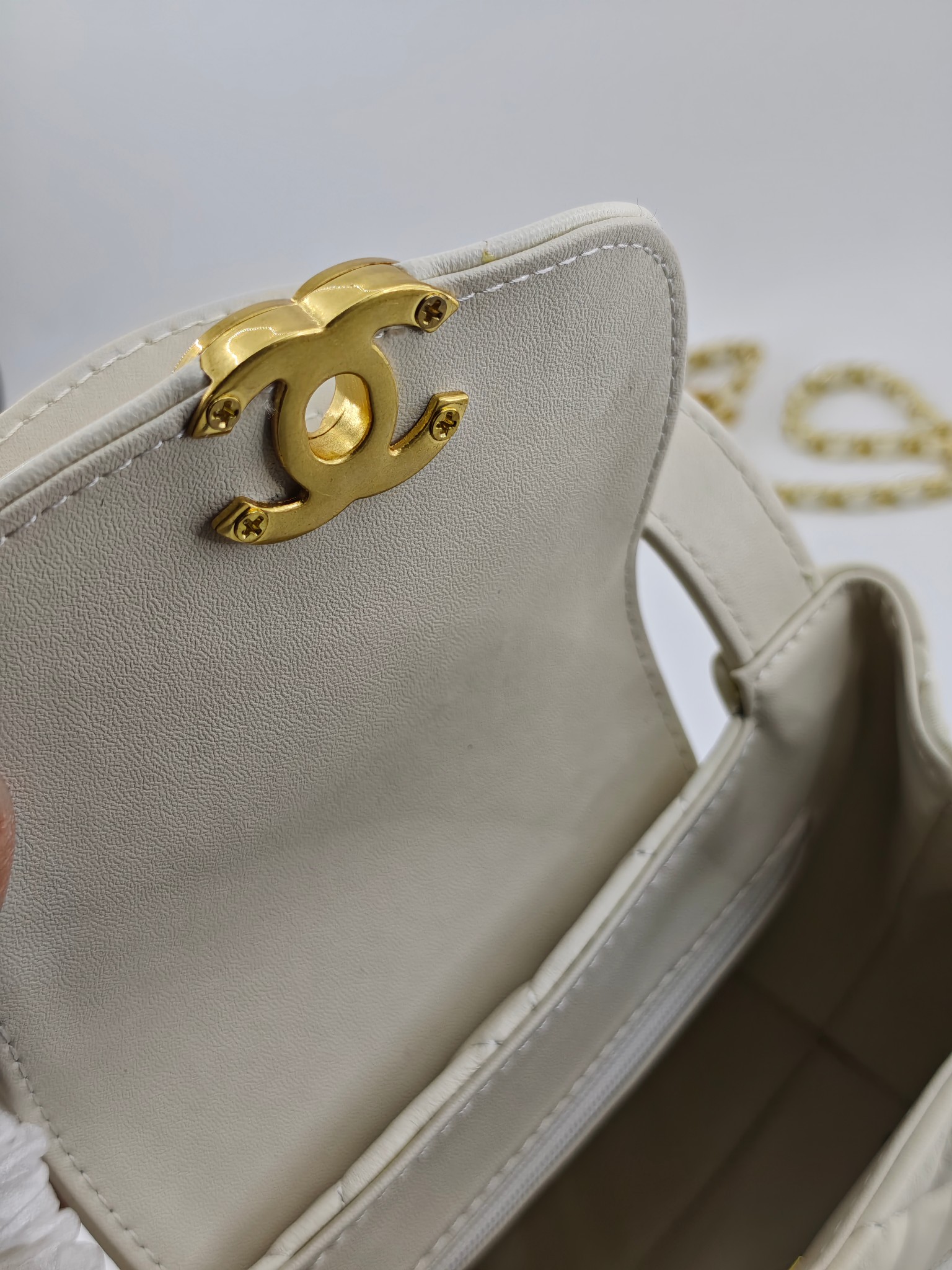  25小香晚宴包手提包
米白小羊皮金扣
实物实拍
尺寸：20/14/7
款号：757
