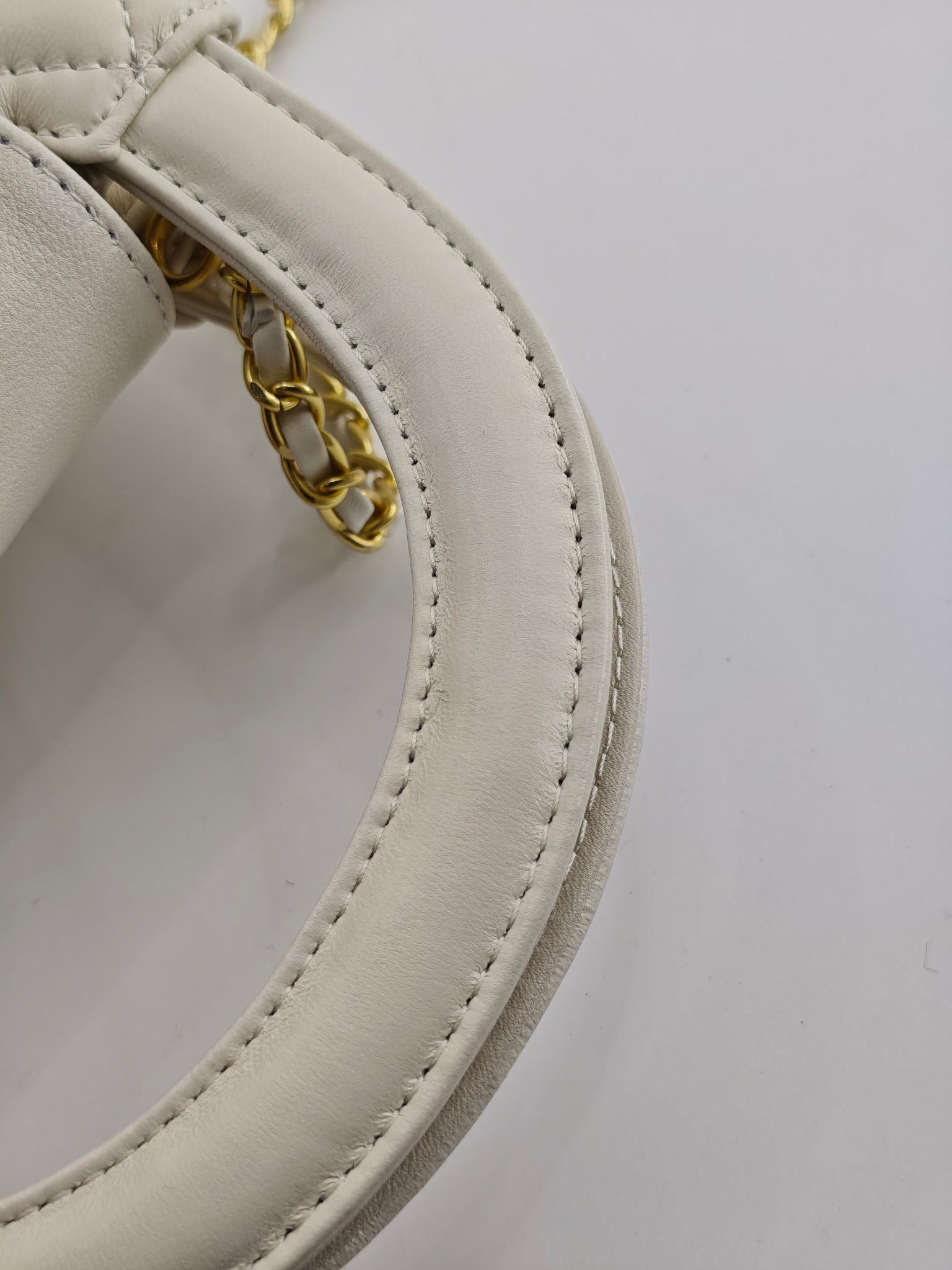  25小香晚宴包手提包
米白小羊皮金扣
实物实拍
尺寸：20/14/7
款号：757
