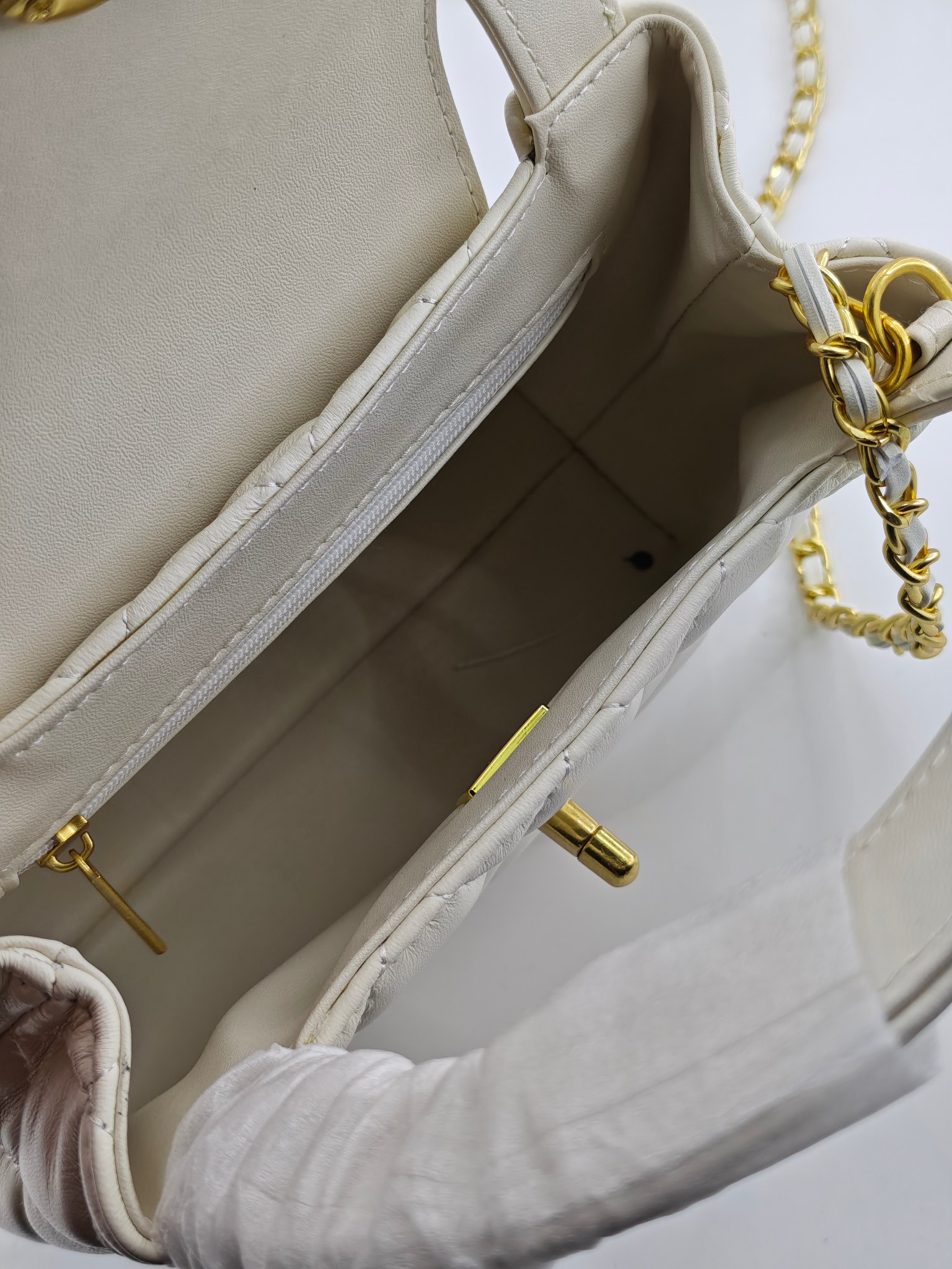  25小香晚宴包手提包
米白小羊皮金扣
实物实拍
尺寸：20/14/7
款号：757
