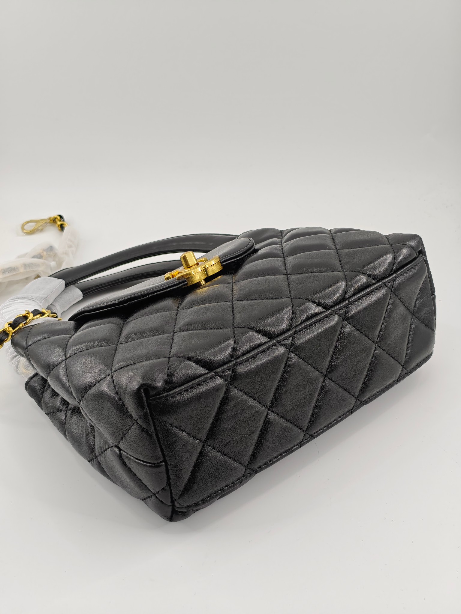  25小香晚宴包手提包
黑色小羊皮金扣
实物实拍
尺寸：20/14/7
款号：757
