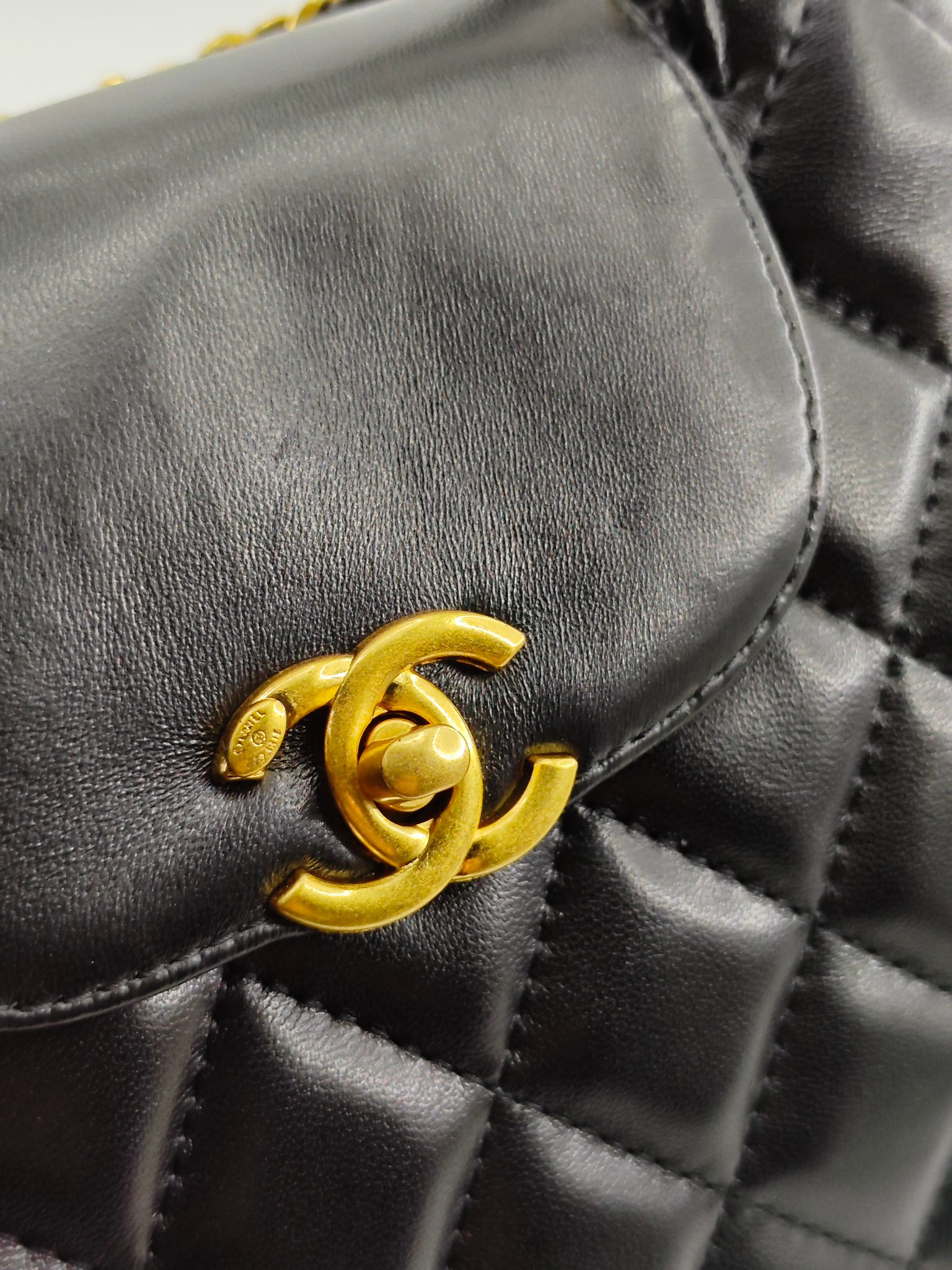  25小香晚宴包手提包
黑色小羊皮金扣
实物实拍
尺寸：20/14/7
款号：757
