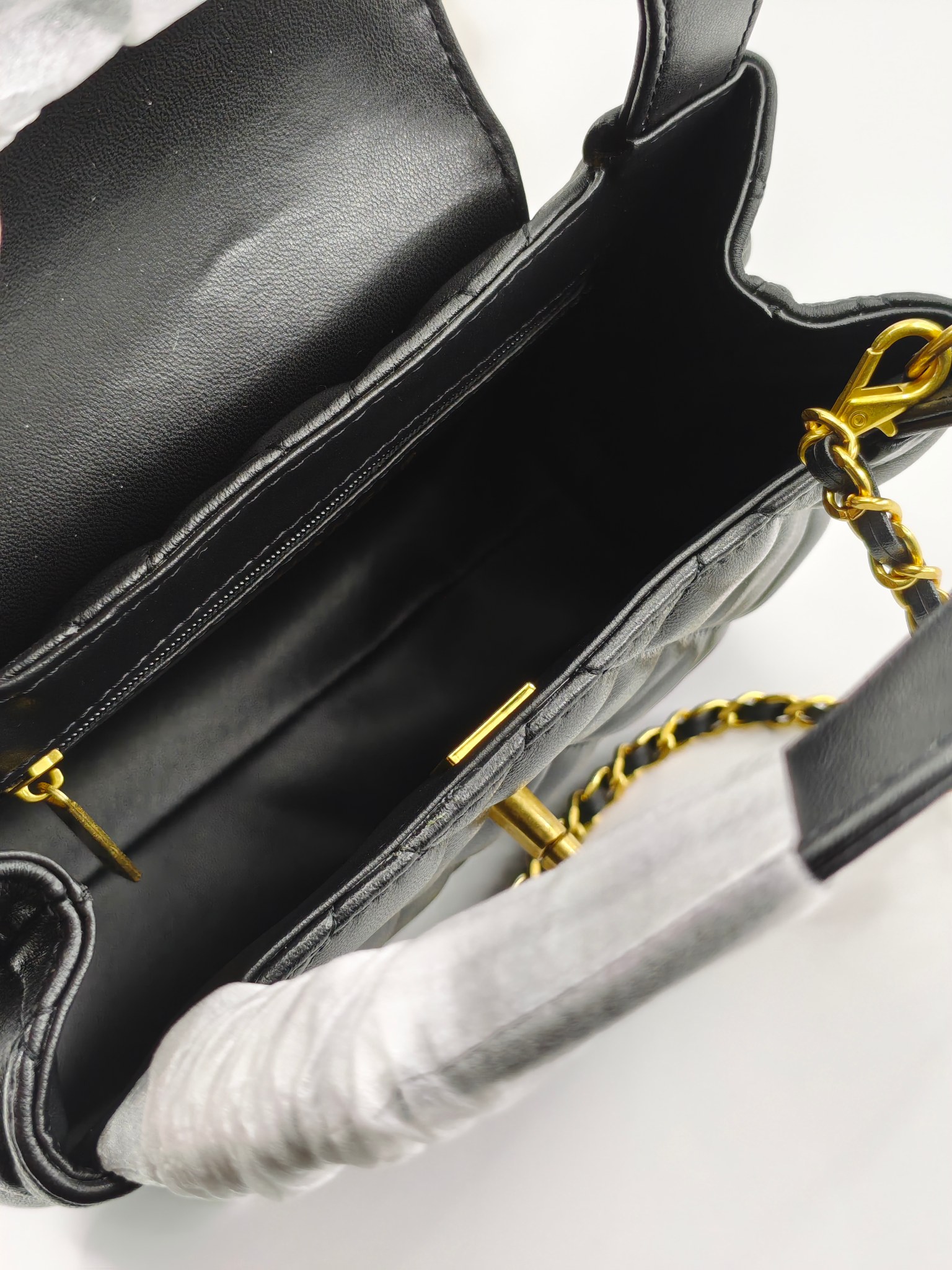  25小香晚宴包手提包
黑色小羊皮金扣
实物实拍
尺寸：20/14/7
款号：757
