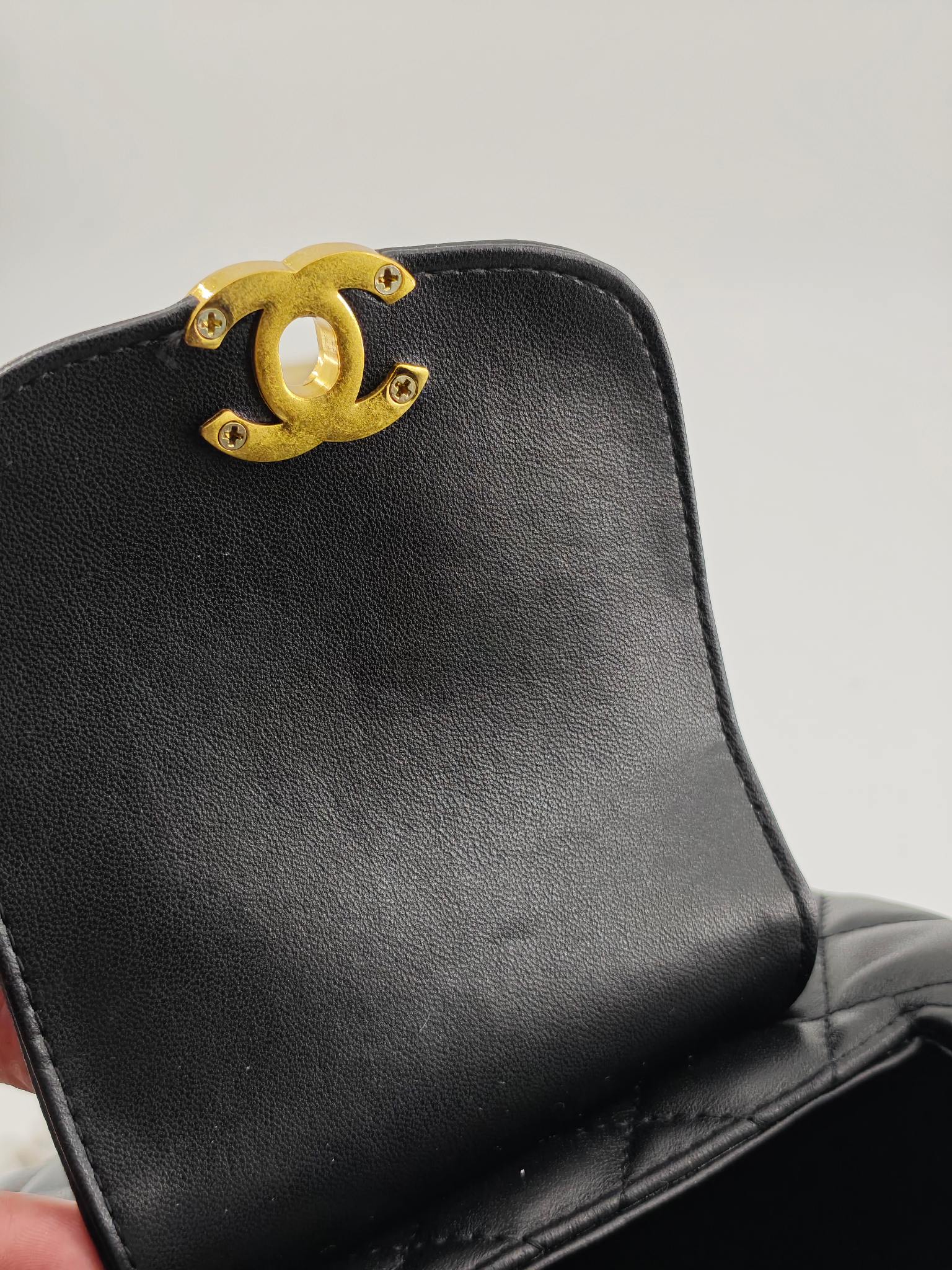  25小香晚宴包手提包
黑色小羊皮金扣
实物实拍
尺寸：20/14/7
款号：757
