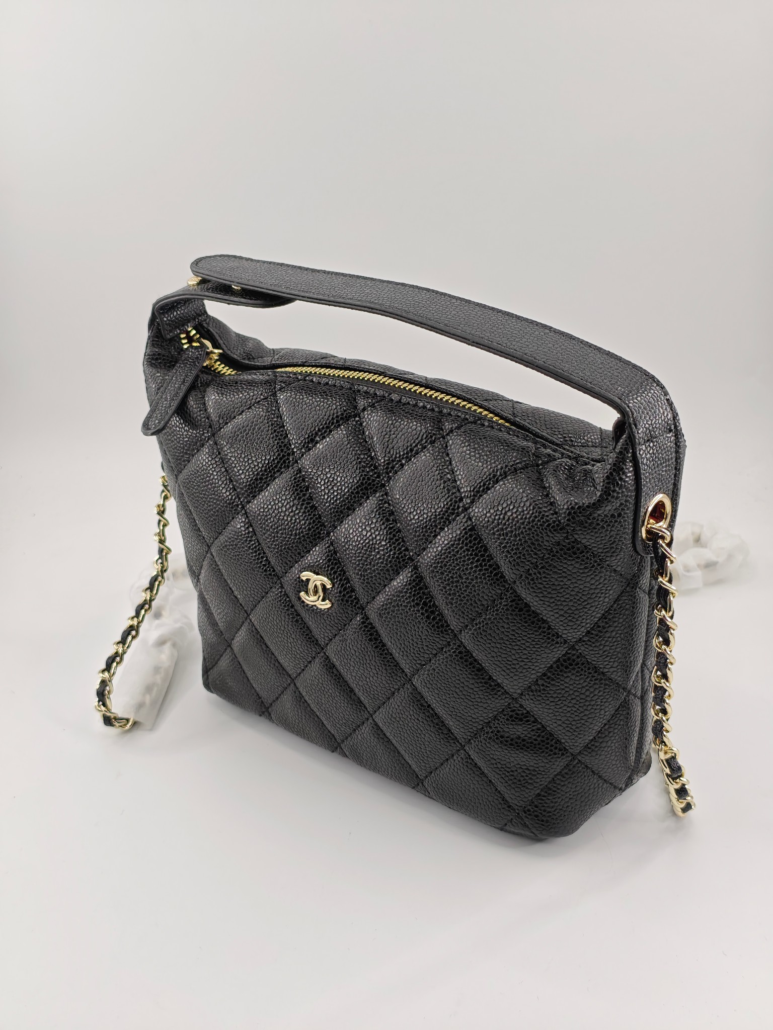  25C 饭盒包
头层小牛皮黑色鱼子酱金扣
实物实拍
尺寸：21.5/19/6
款号：1015
