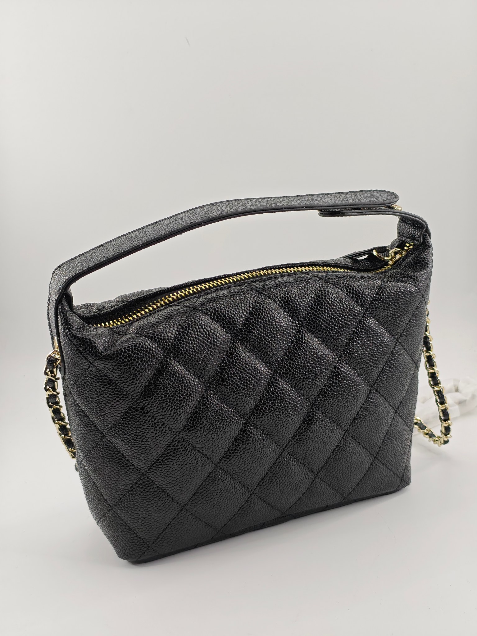  25C 饭盒包
头层小牛皮黑色鱼子酱金扣
实物实拍
尺寸：21.5/19/6
款号：1015
