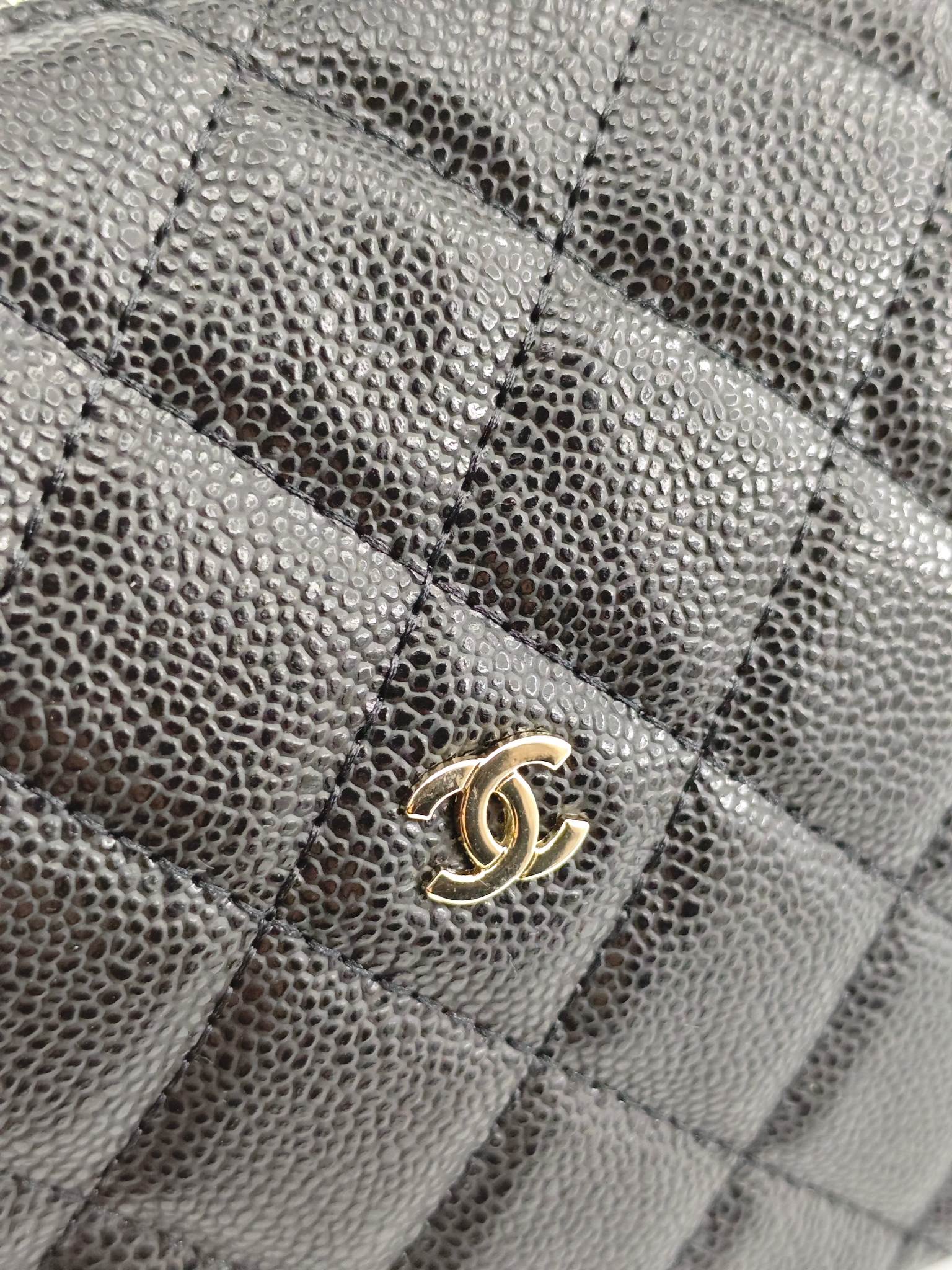  25C 饭盒包
头层小牛皮黑色鱼子酱金扣
实物实拍
尺寸：21.5/19/6
款号：1015
