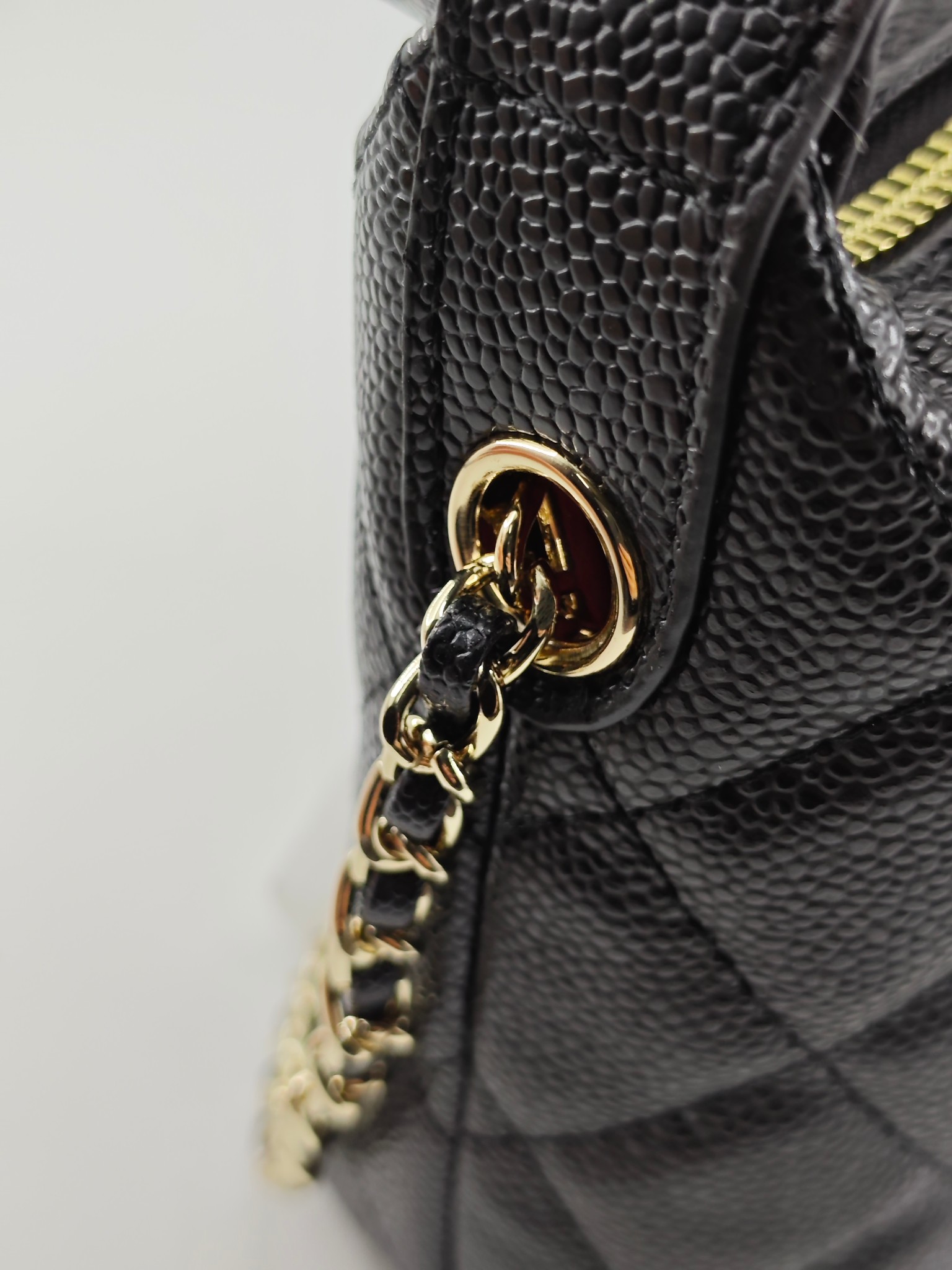  25C 饭盒包
头层小牛皮黑色鱼子酱金扣
实物实拍
尺寸：21.5/19/6
款号：1015
