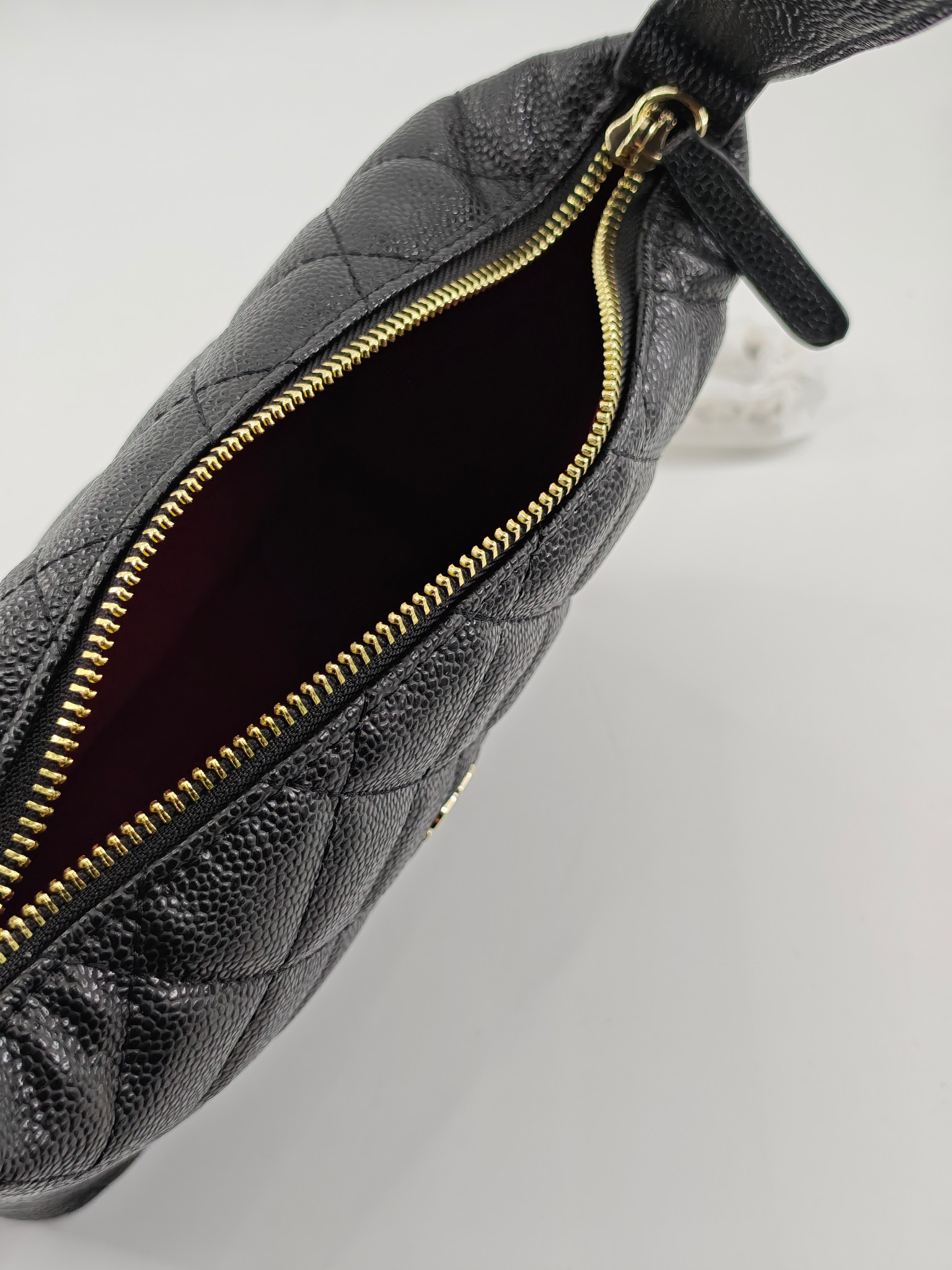  25C 饭盒包
头层小牛皮黑色鱼子酱金扣
实物实拍
尺寸：21.5/19/6
款号：1015
