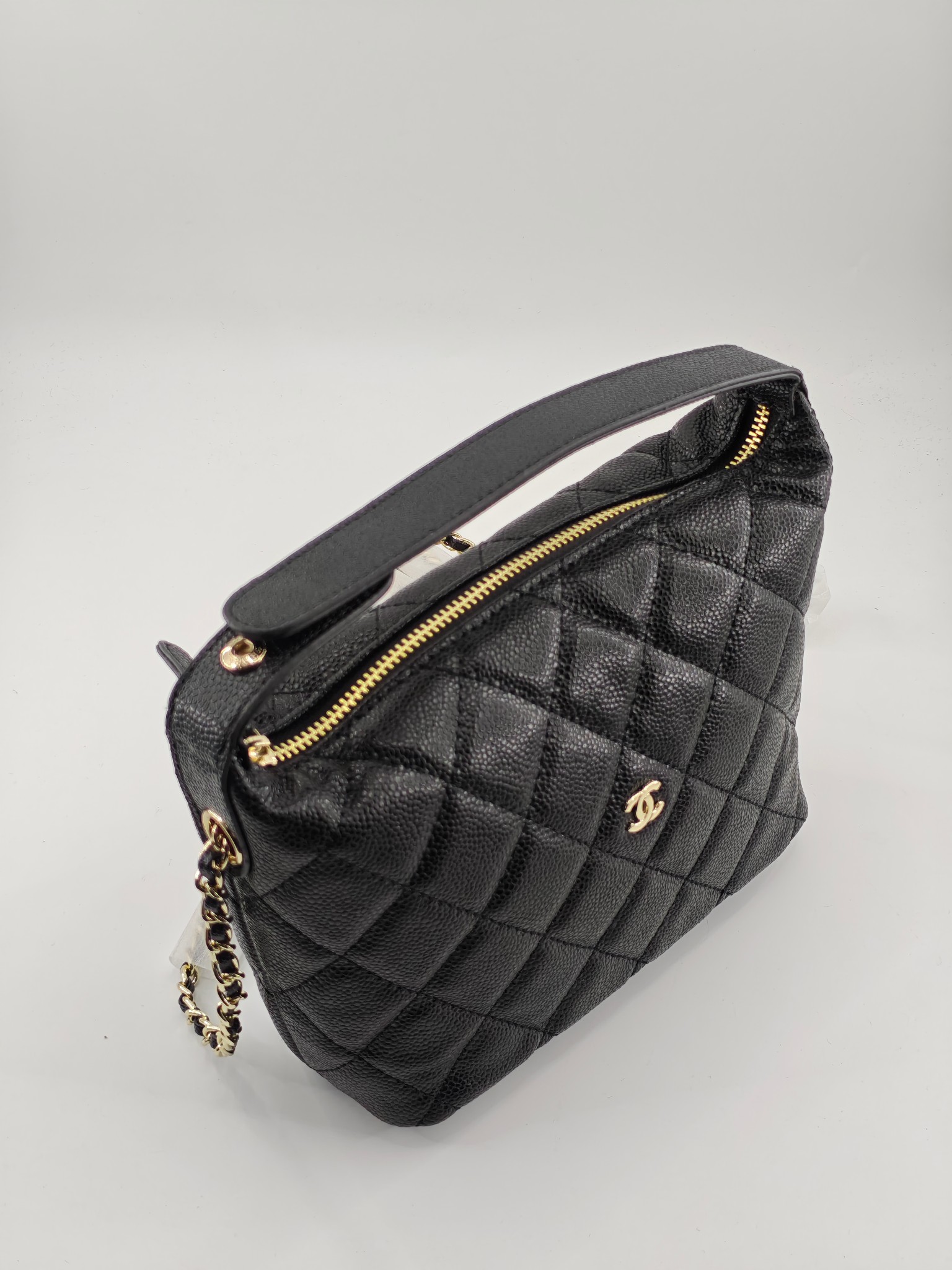  25C 饭盒包
头层小牛皮黑色鱼子酱金扣
实物实拍
尺寸：21.5/19/6
款号：1015
