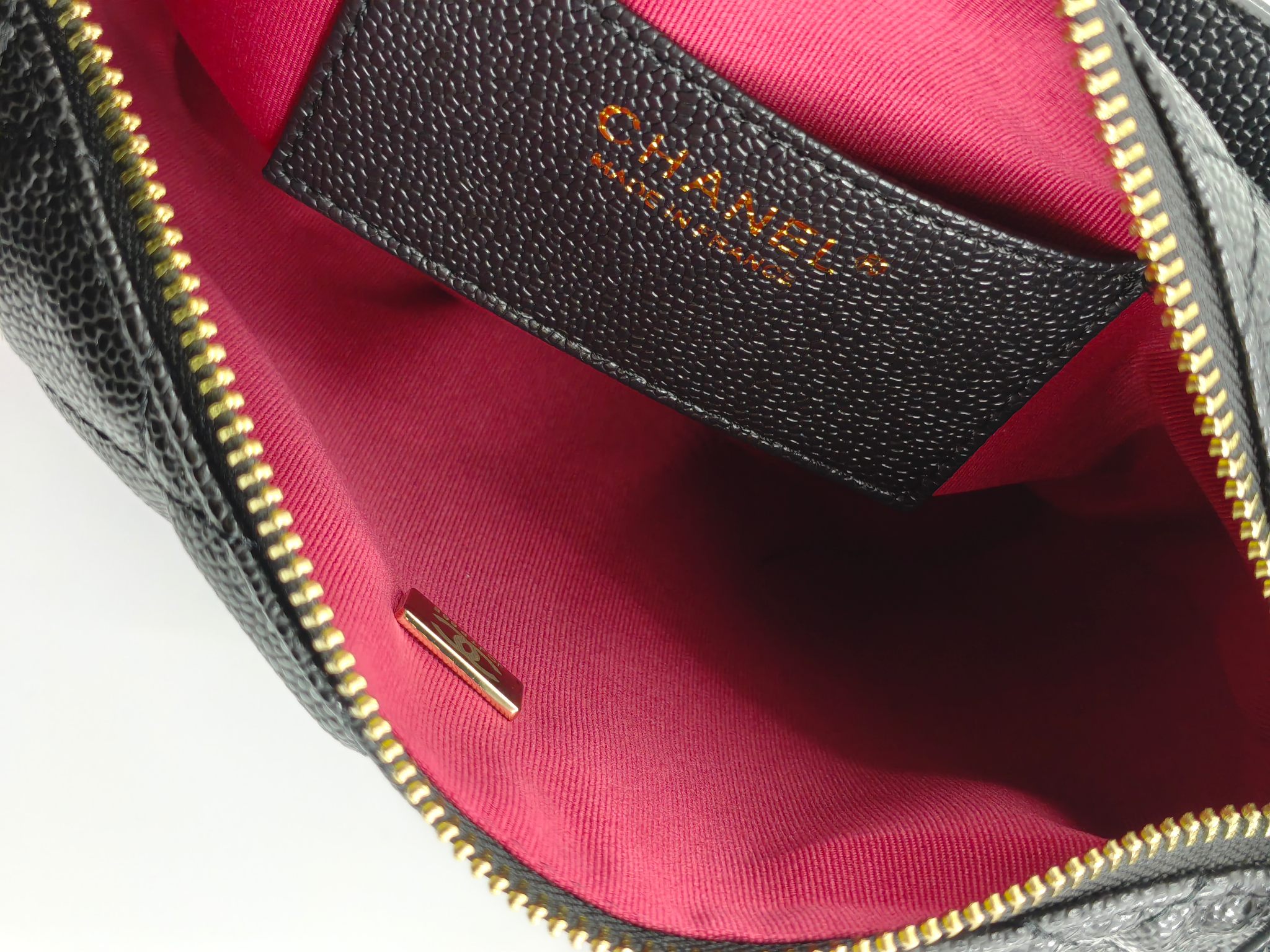  25C 饭盒包
头层小牛皮黑色鱼子酱金扣
实物实拍
尺寸：21.5/19/6
款号：1015
