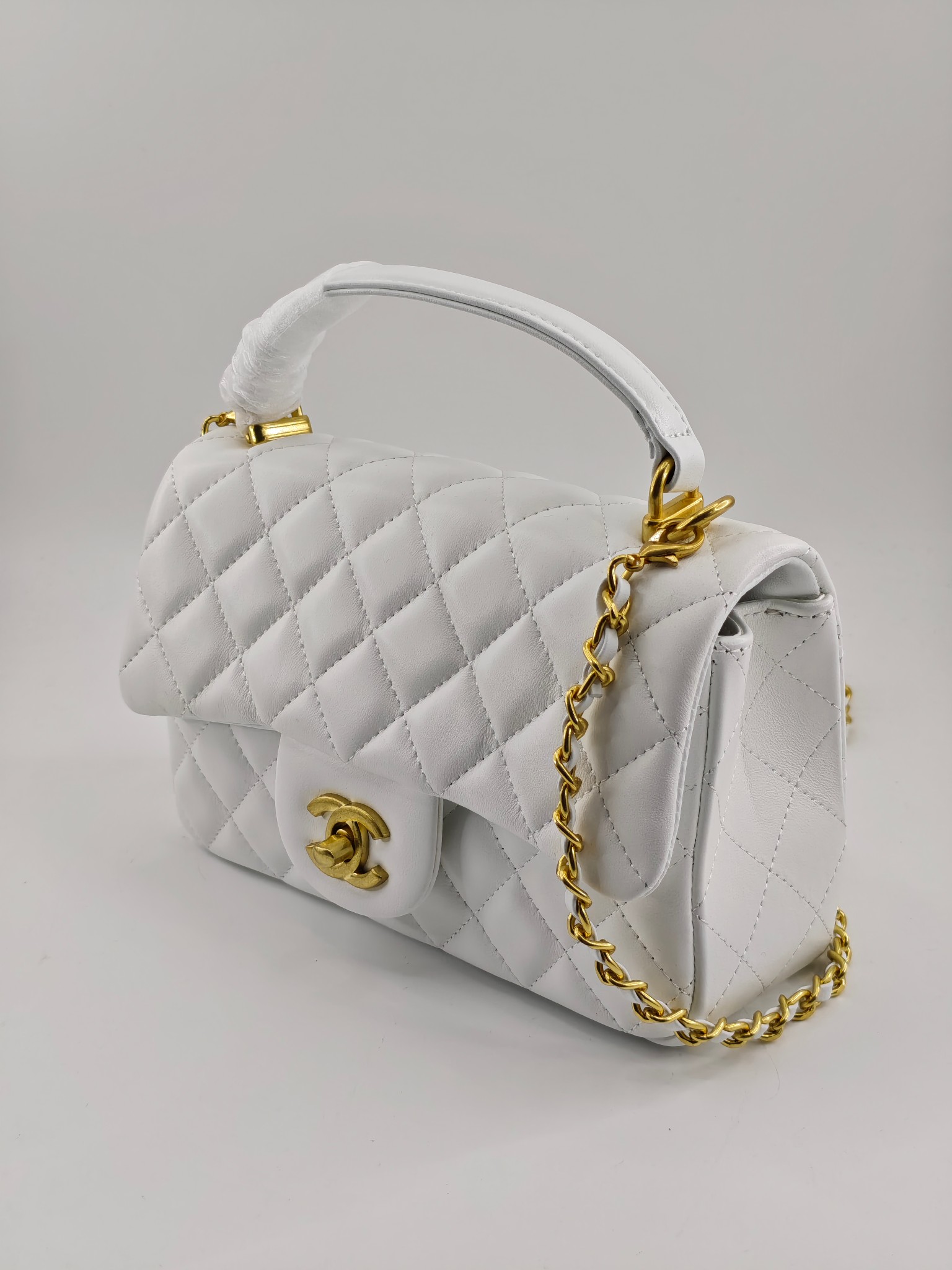  小香手提包单肩包斜挎包
白色头层小羊皮金扣
实物实拍
尺寸：20/12/6
款号：8259
