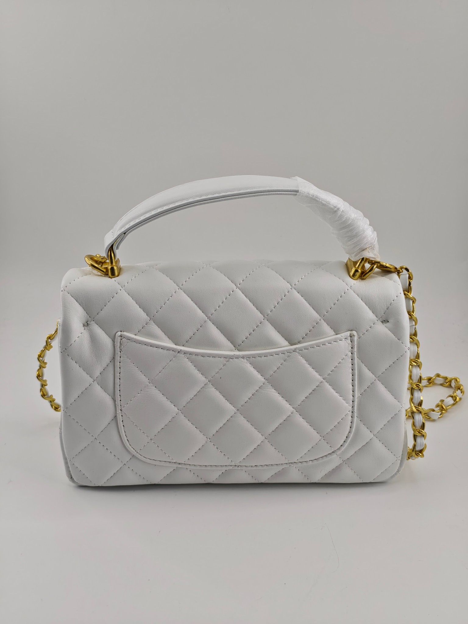  小香手提包单肩包斜挎包
白色头层小羊皮金扣
实物实拍
尺寸：20/12/6
款号：8259
