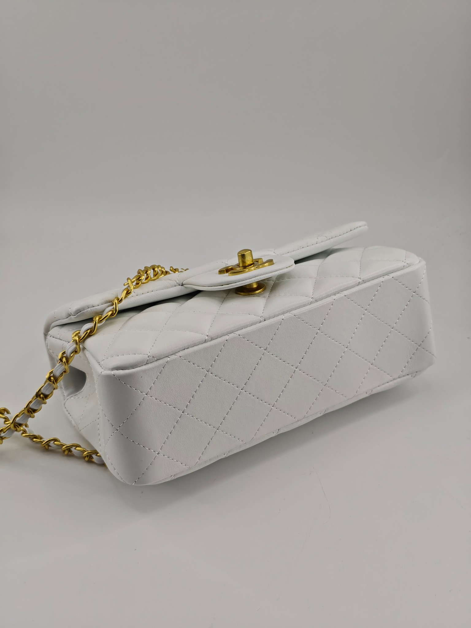  小香手提包单肩包斜挎包
白色头层小羊皮金扣
实物实拍
尺寸：20/12/6
款号：8259
