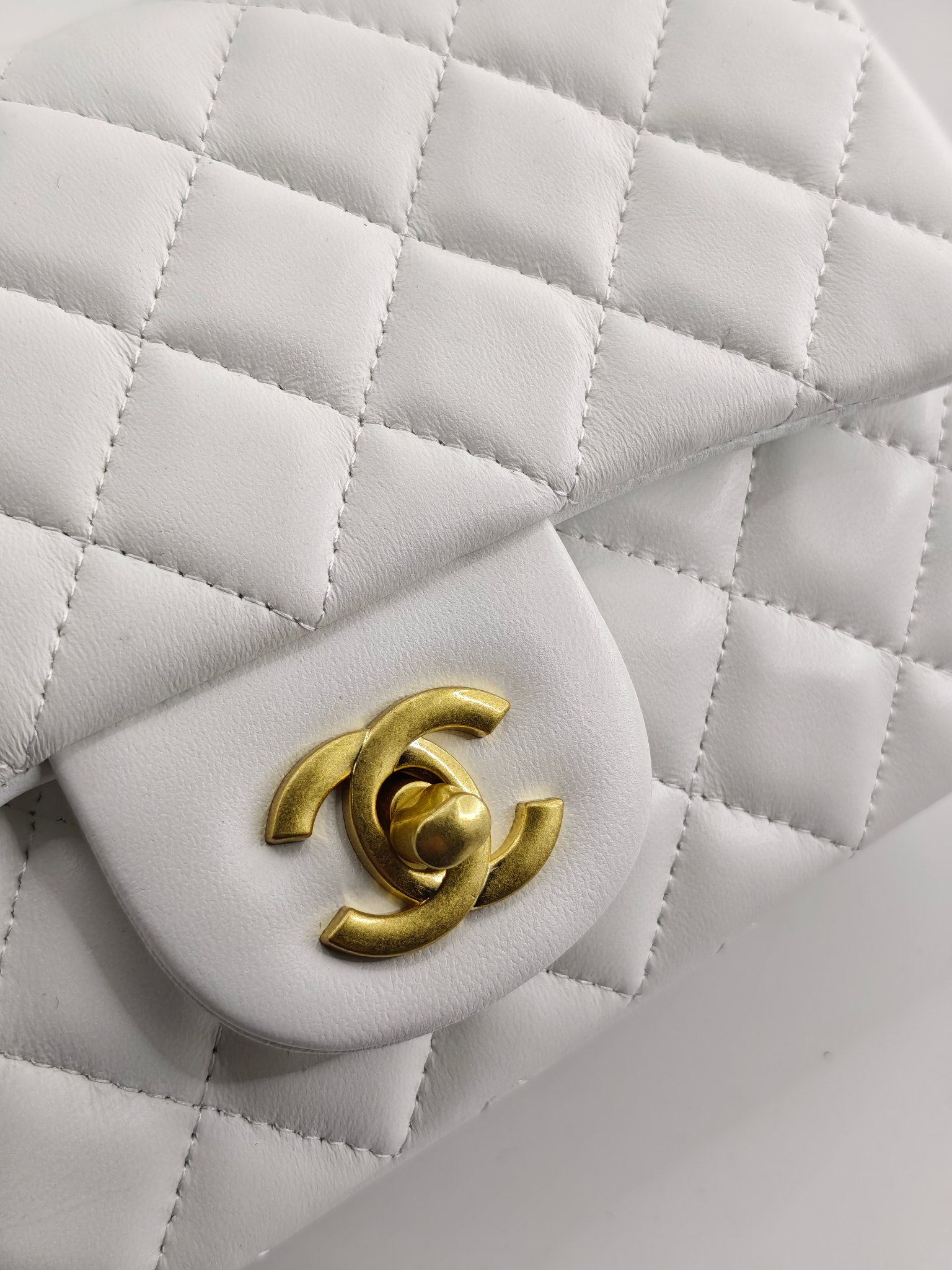  小香手提包单肩包斜挎包
白色头层小羊皮金扣
实物实拍
尺寸：20/12/6
款号：8259
