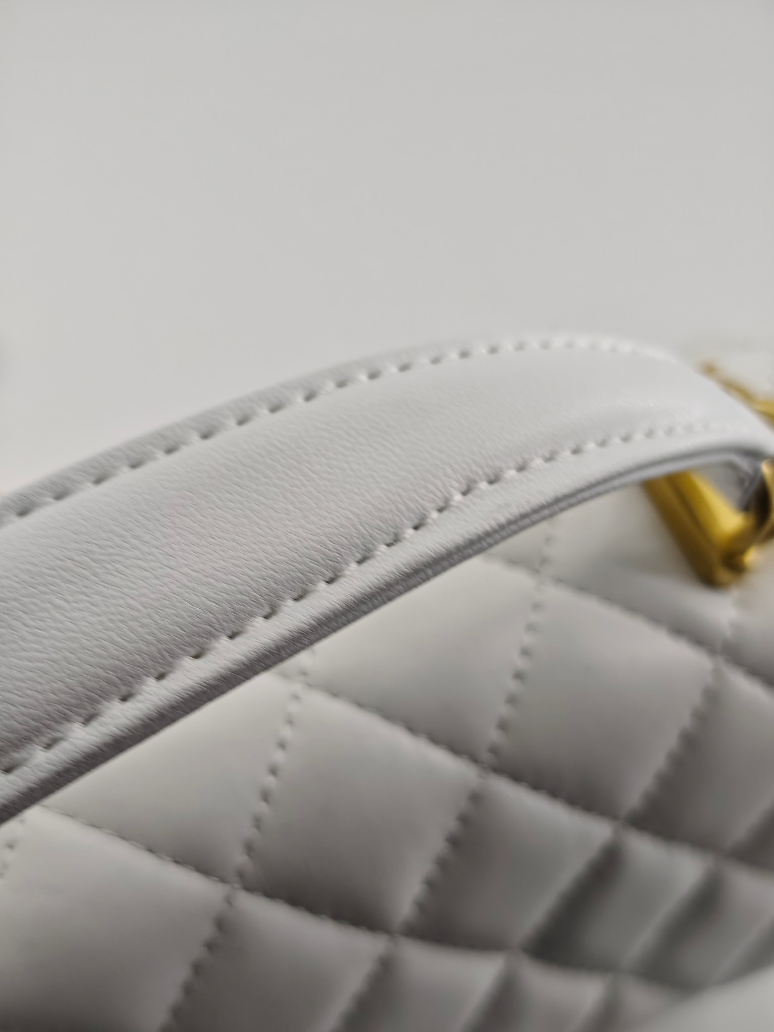  小香手提包单肩包斜挎包
白色头层小羊皮金扣
实物实拍
尺寸：20/12/6
款号：8259
