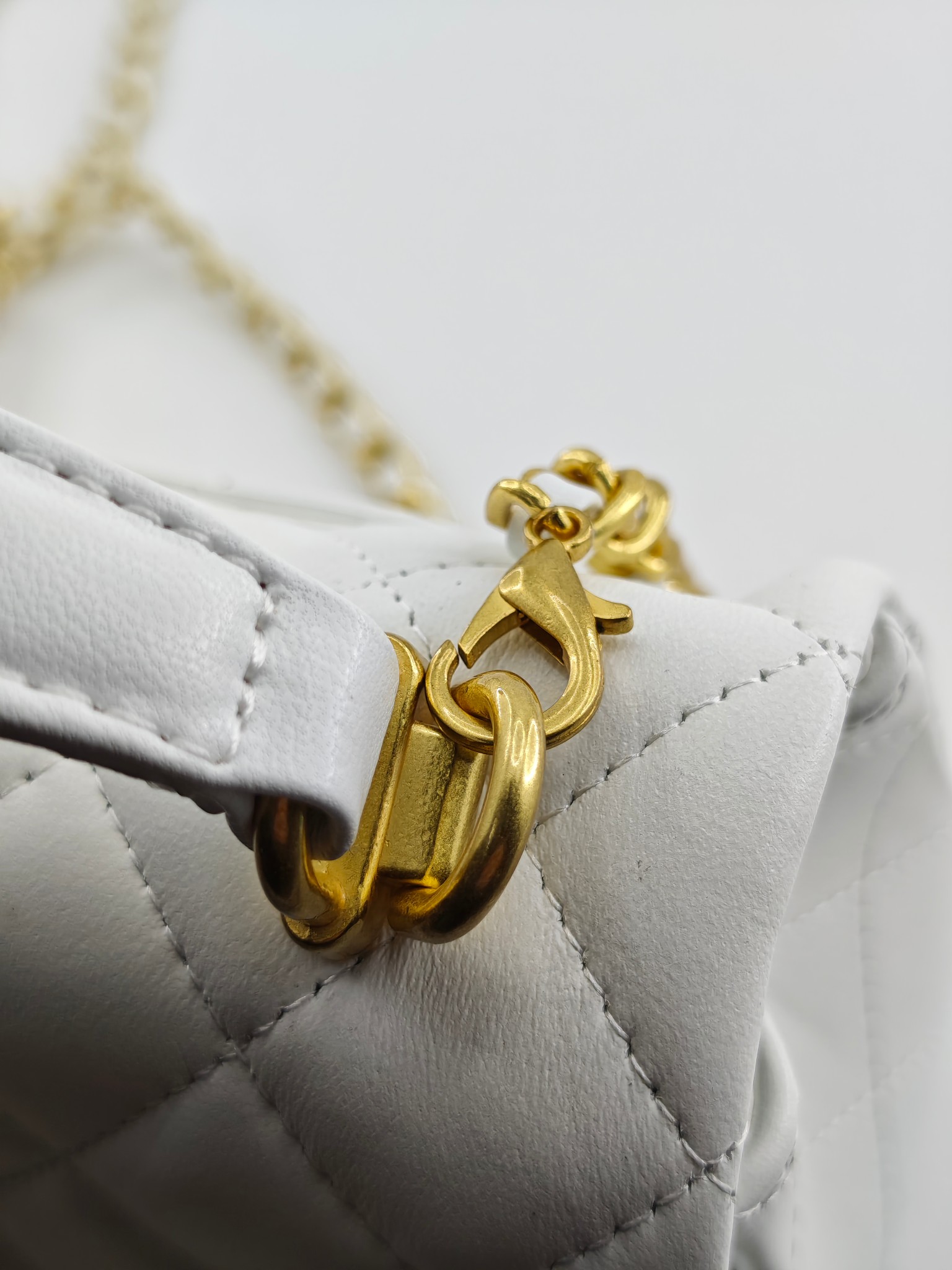  小香手提包单肩包斜挎包
白色头层小羊皮金扣
实物实拍
尺寸：20/12/6
款号：8259
