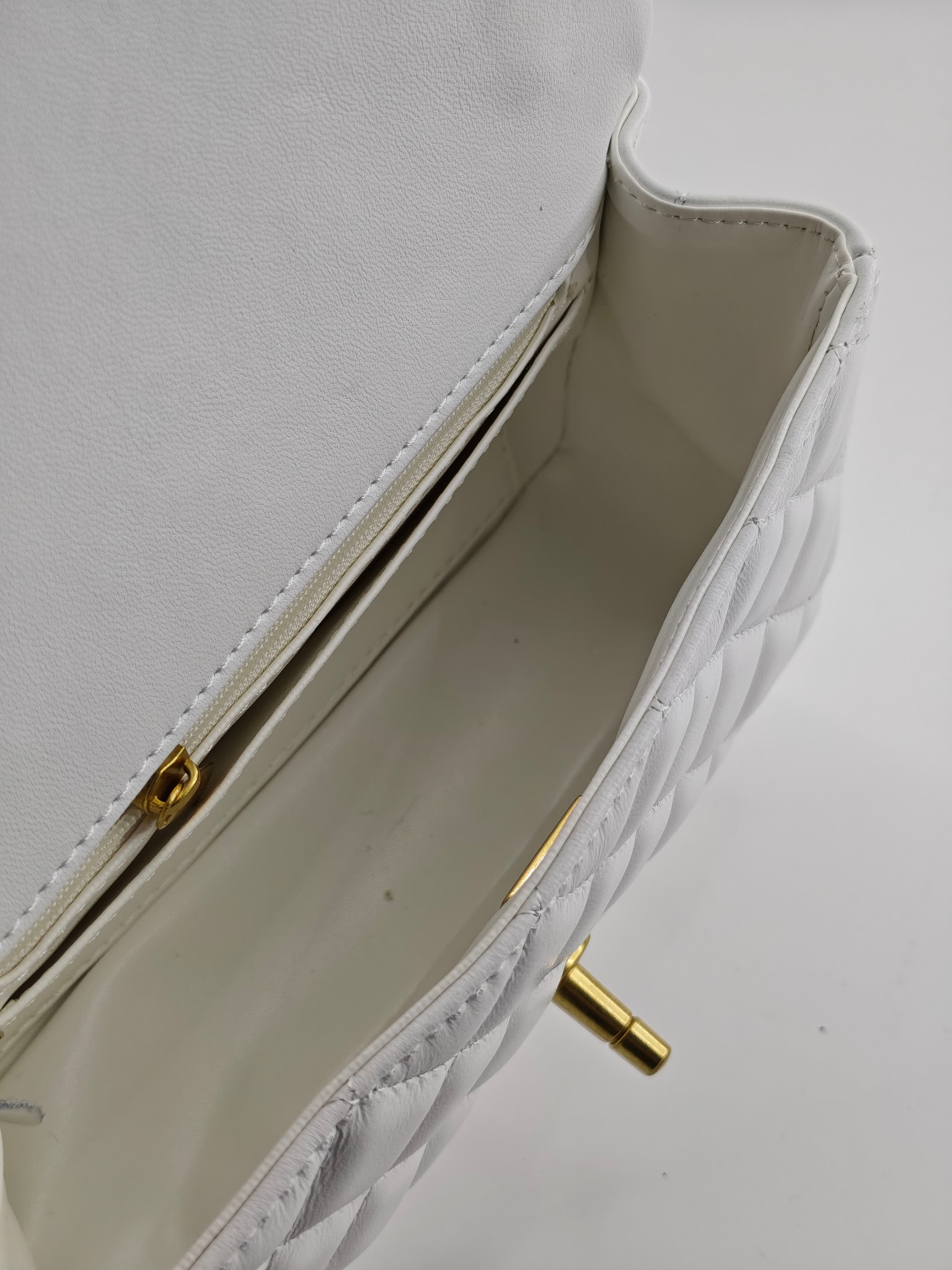  小香手提包单肩包斜挎包
白色头层小羊皮金扣
实物实拍
尺寸：20/12/6
款号：8259
