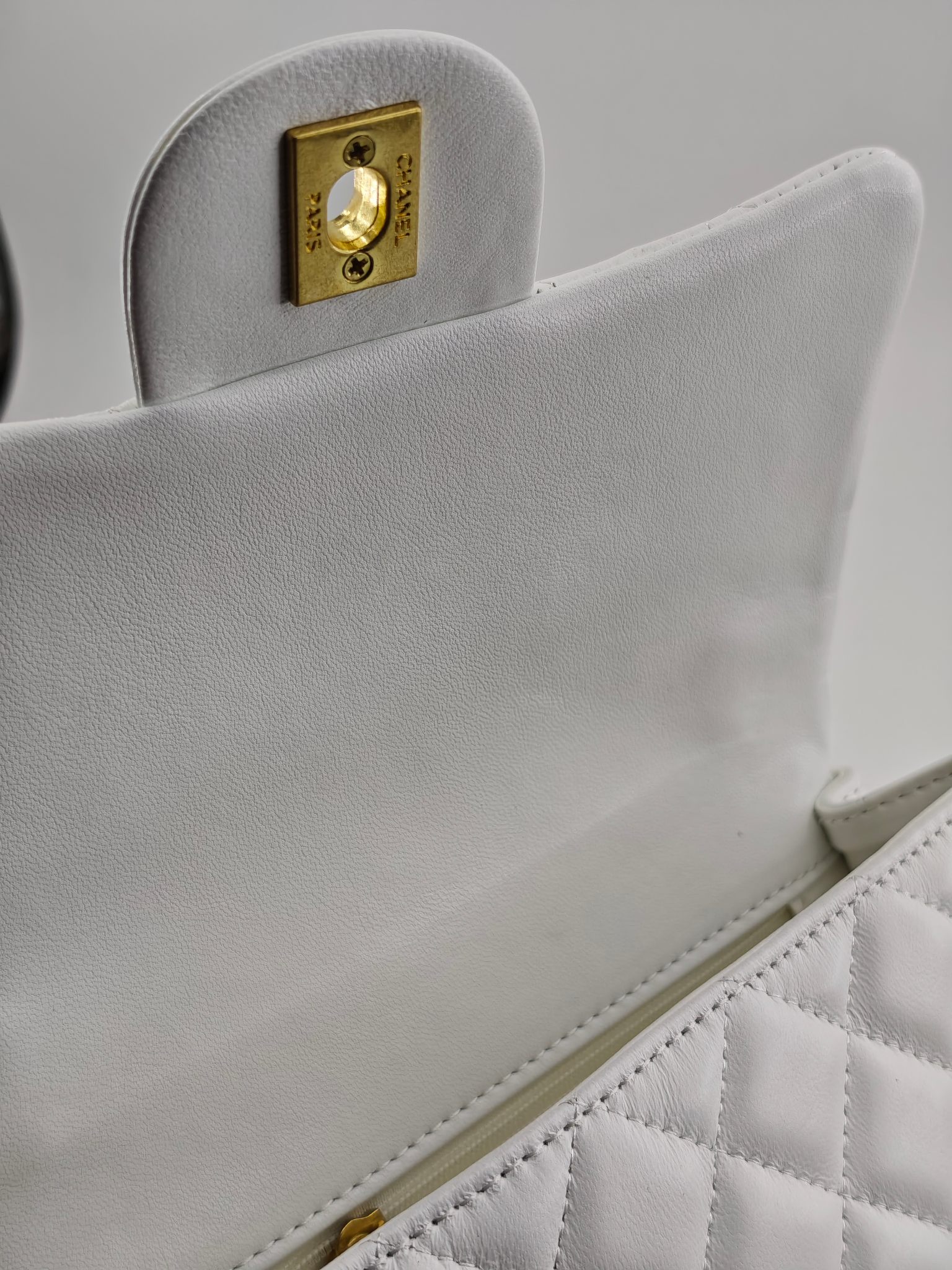  小香手提包单肩包斜挎包
白色头层小羊皮金扣
实物实拍
尺寸：20/12/6
款号：8259
