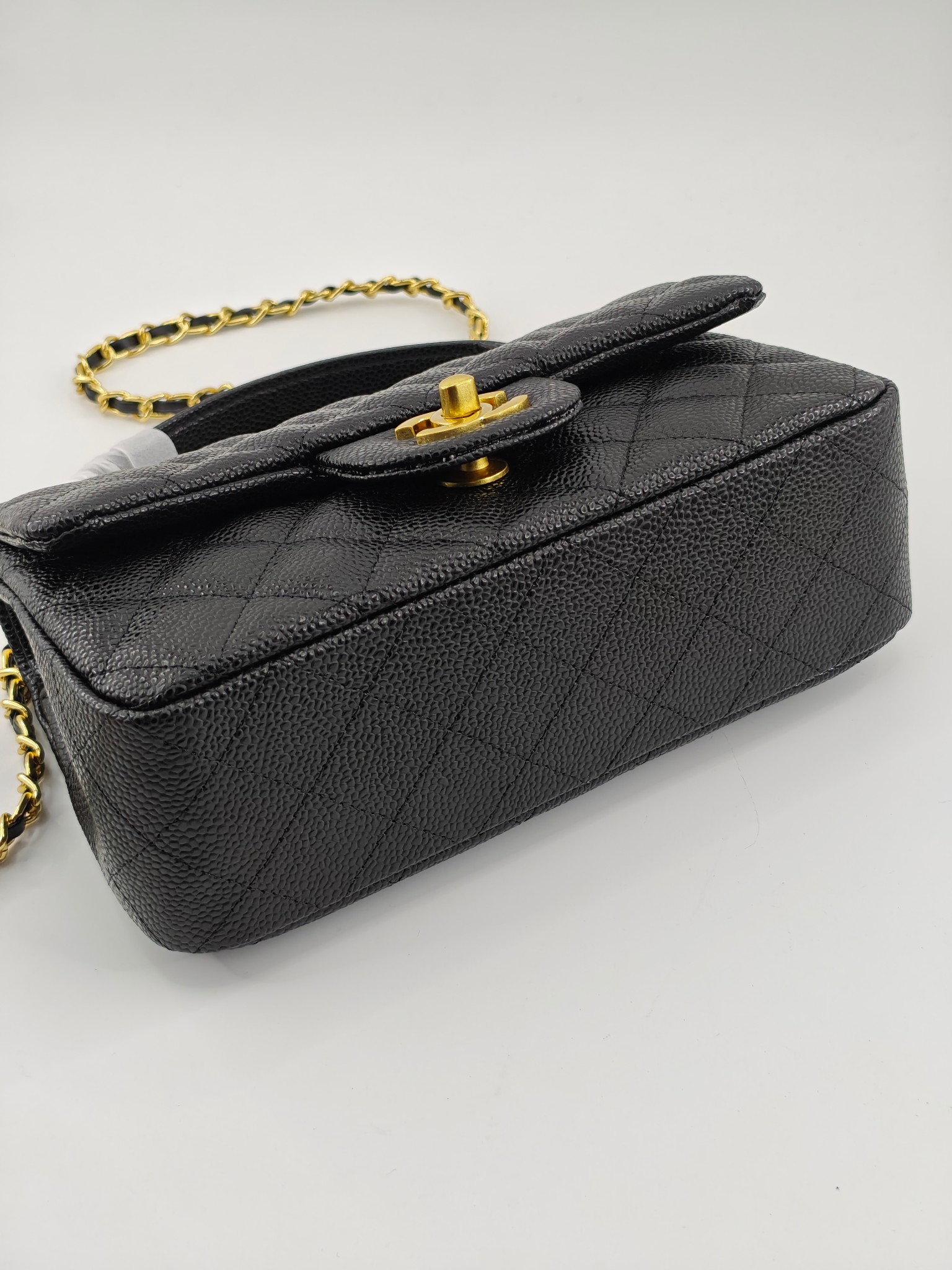 小香手提包单肩包斜挎包
黑色头层小牛皮鱼子酱金扣
实物实拍
尺寸：20/12/6
款号：8259
