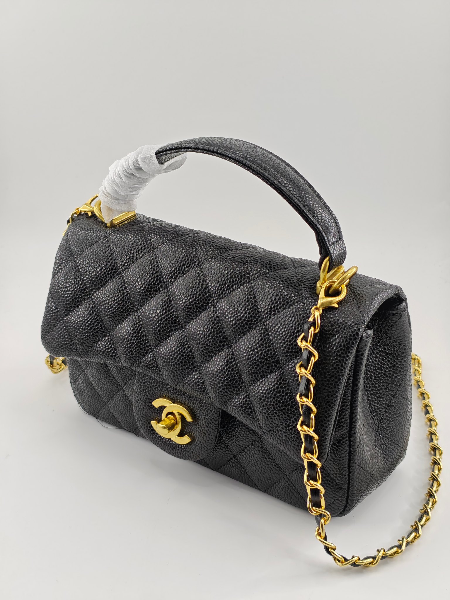 小香手提包单肩包斜挎包
黑色头层小牛皮鱼子酱金扣
实物实拍
尺寸：20/12/6
款号：8259
