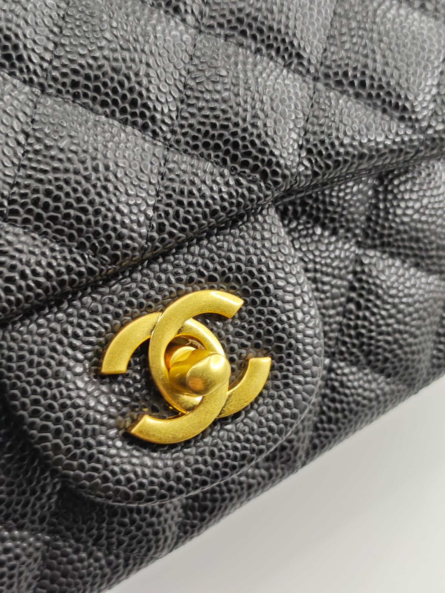 小香手提包单肩包斜挎包
黑色头层小牛皮鱼子酱金扣
实物实拍
尺寸：20/12/6
款号：8259
