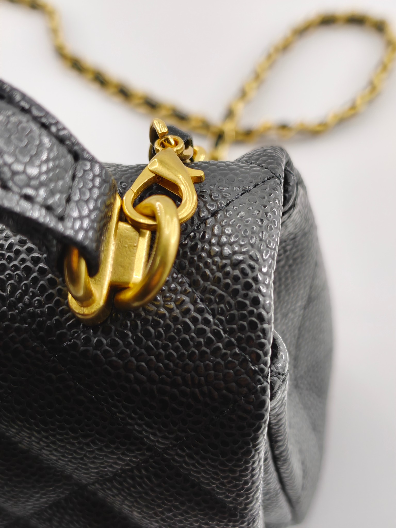 小香手提包单肩包斜挎包
黑色头层小牛皮鱼子酱金扣
实物实拍
尺寸：20/12/6
款号：8259
