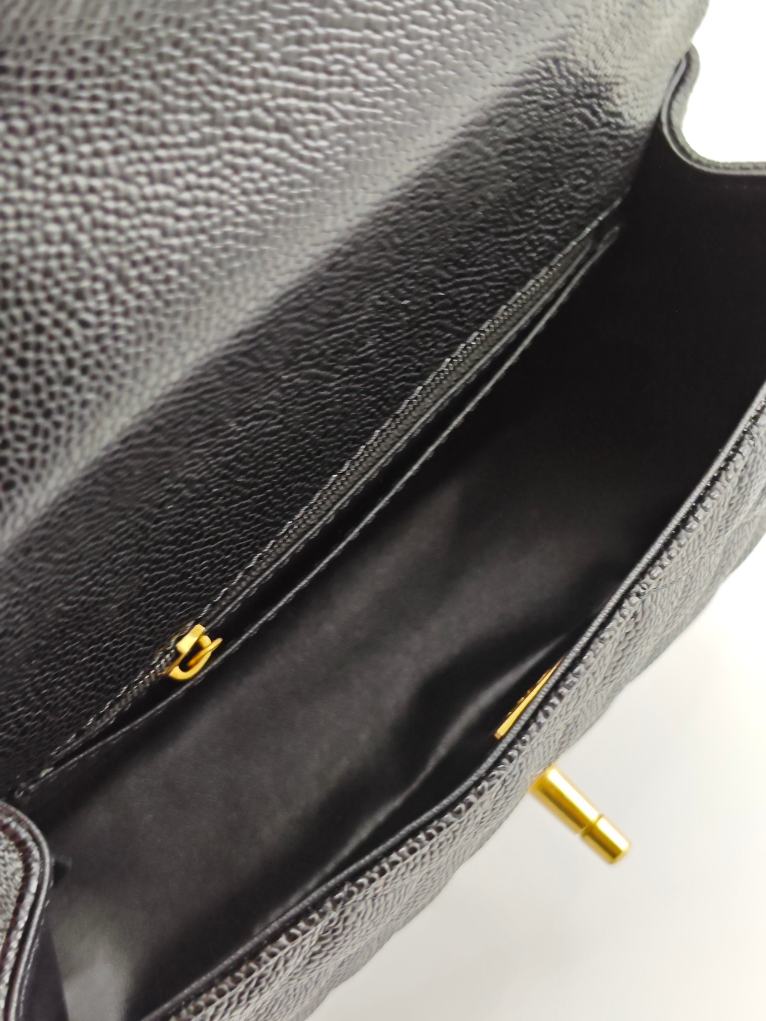 小香手提包单肩包斜挎包
黑色头层小牛皮鱼子酱金扣
实物实拍
尺寸：20/12/6
款号：8259
