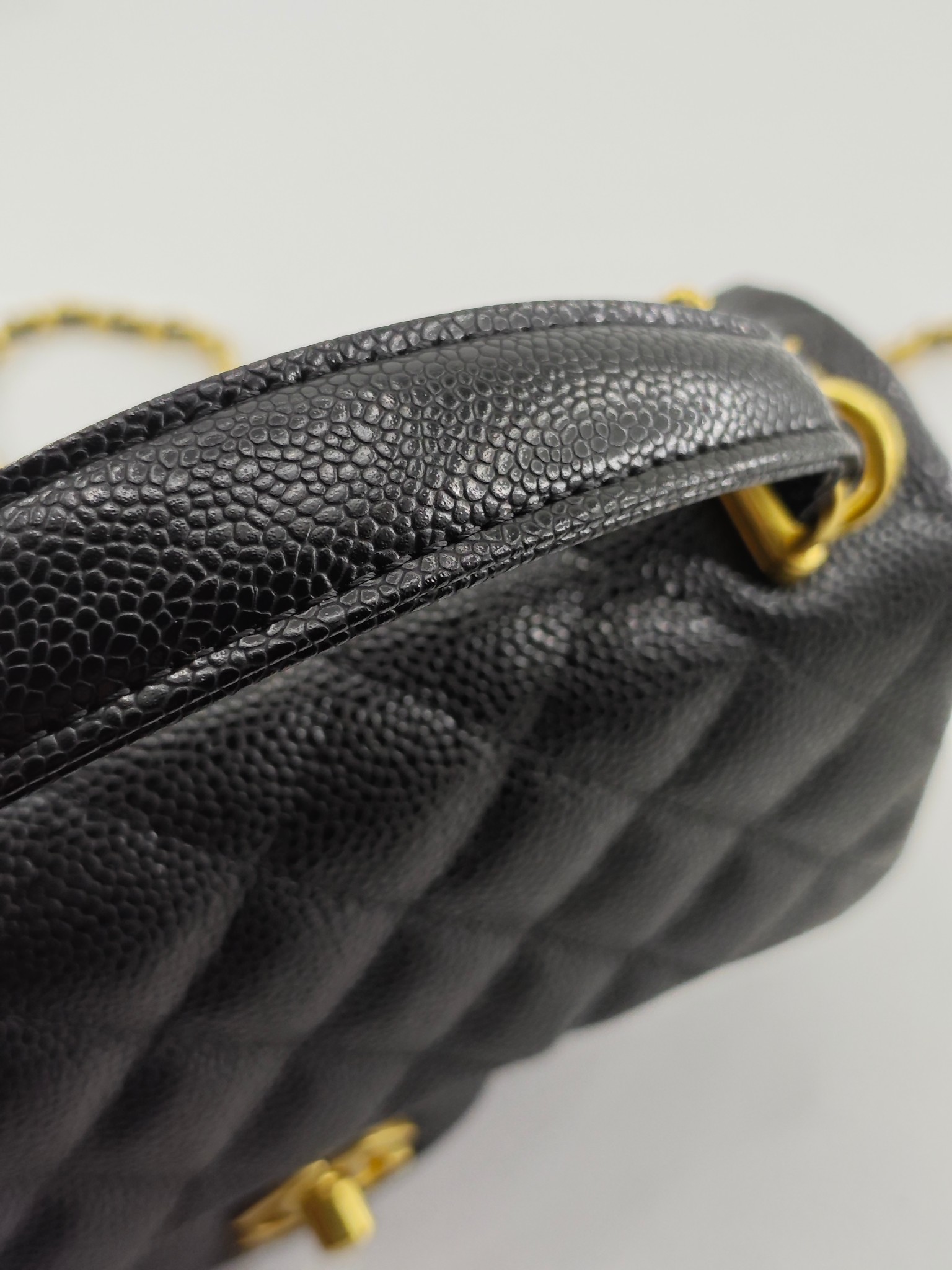 小香手提包单肩包斜挎包
黑色头层小牛皮鱼子酱金扣
实物实拍
尺寸：20/12/6
款号：8259
