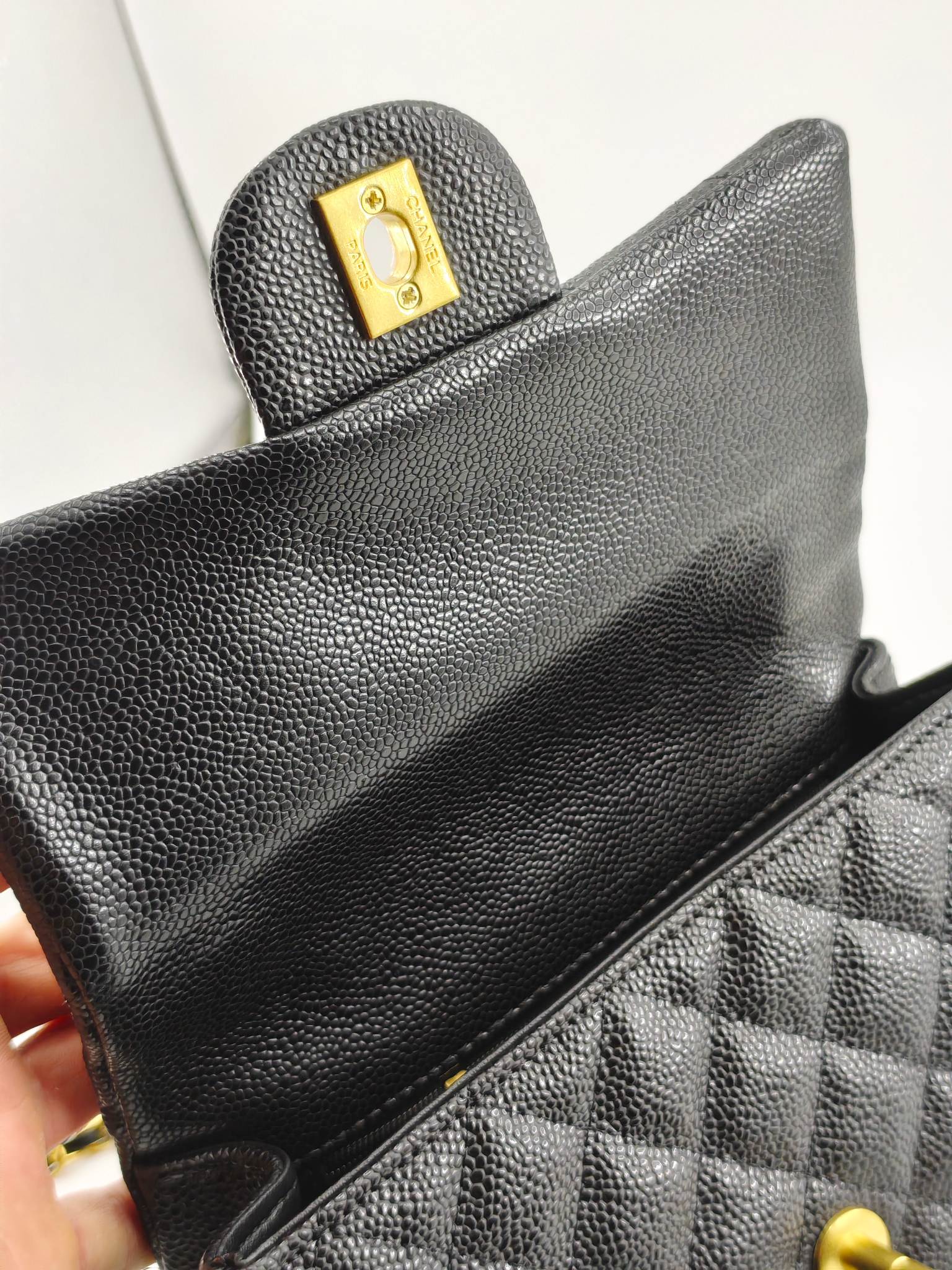 小香手提包单肩包斜挎包
黑色头层小牛皮鱼子酱金扣
实物实拍
尺寸：20/12/6
款号：8259
