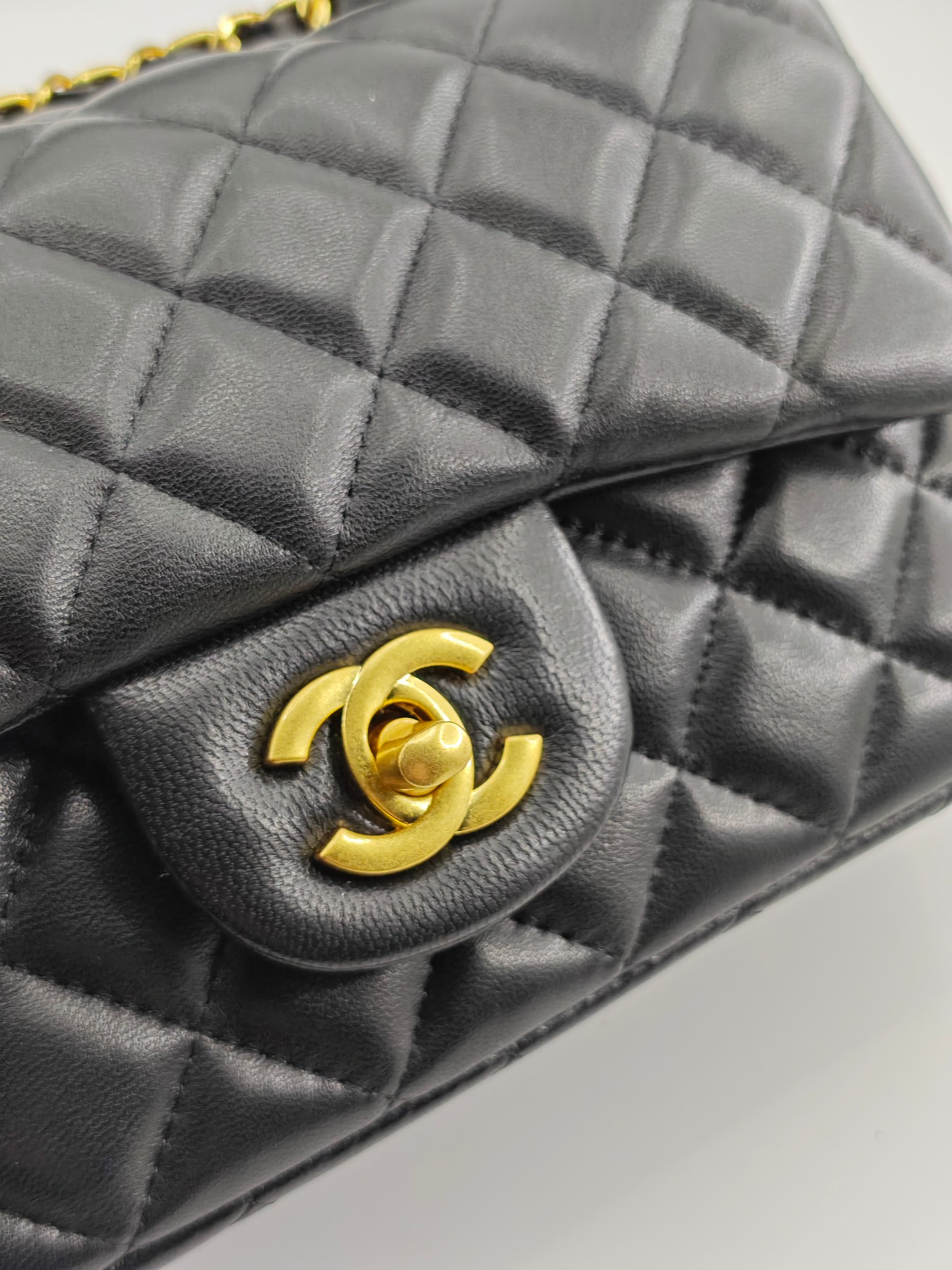  小香手提包单肩包斜挎包
黑色头层小羊皮金扣
实物实拍
尺寸：20/12/6
款号：8259
