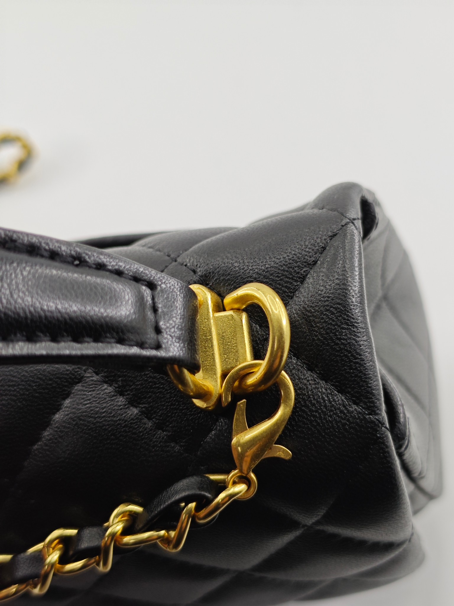  小香手提包单肩包斜挎包
黑色头层小羊皮金扣
实物实拍
尺寸：20/12/6
款号：8259
