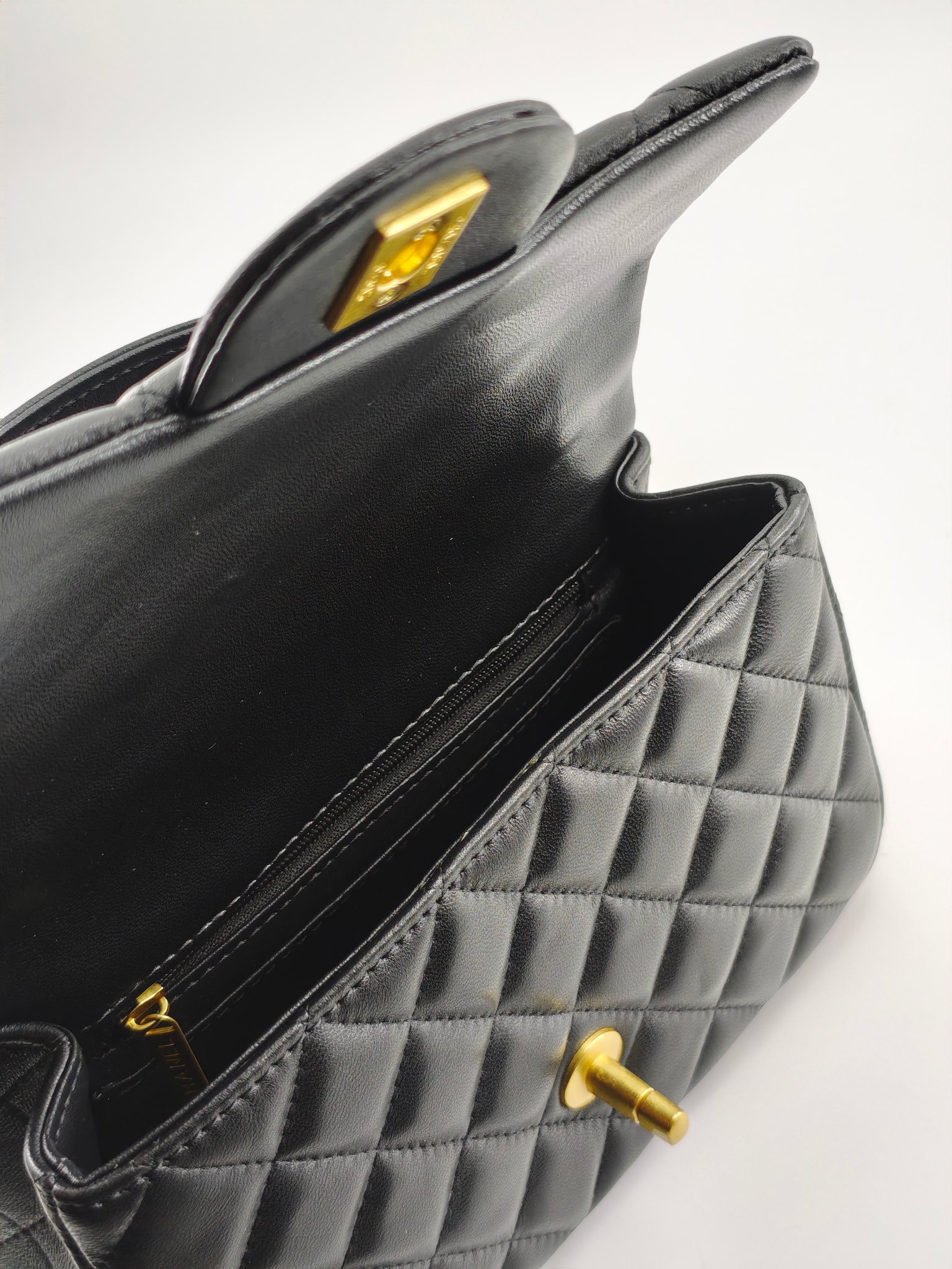  小香手提包单肩包斜挎包
黑色头层小羊皮金扣
实物实拍
尺寸：20/12/6
款号：8259
