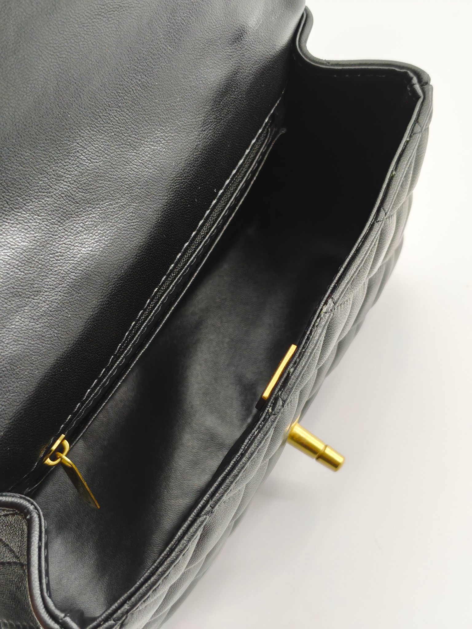  小香手提包单肩包斜挎包
黑色头层小羊皮金扣
实物实拍
尺寸：20/12/6
款号：8259
