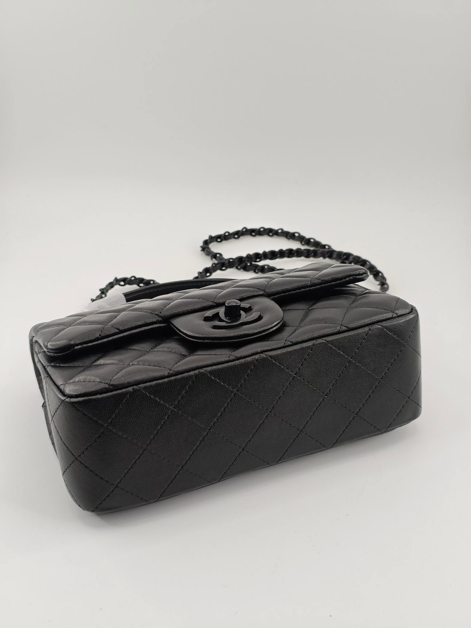  小香手提包单肩包斜挎包
黑色头层小羊皮黑扣
实物实拍
尺寸：20/12/6
款号：8259
