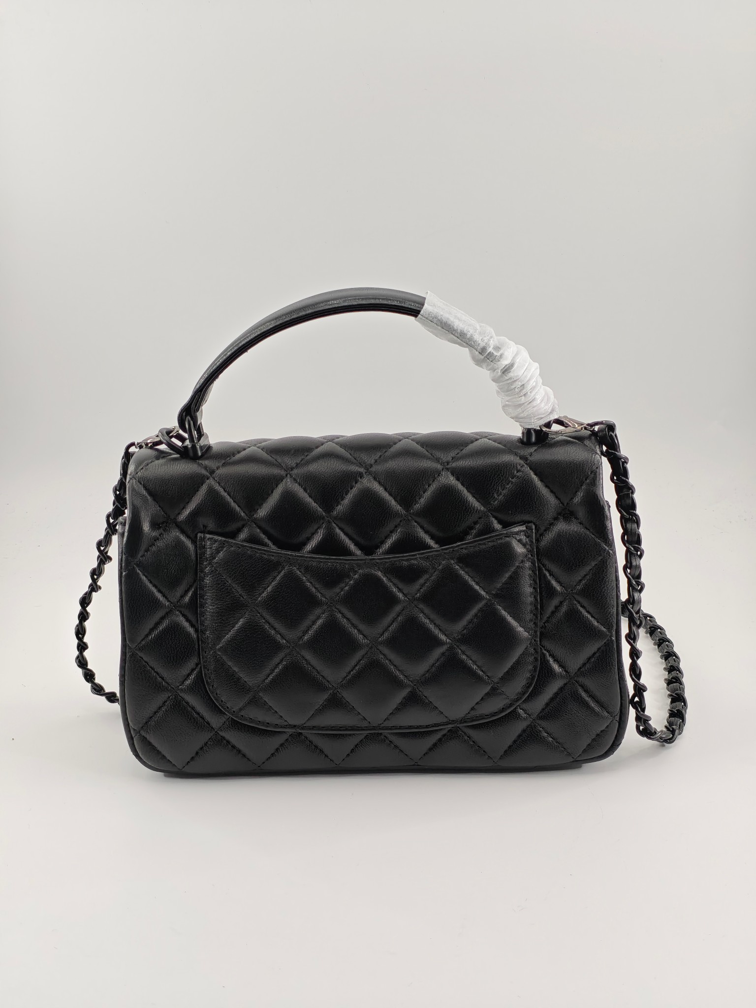  小香手提包单肩包斜挎包
黑色头层小羊皮黑扣
实物实拍
尺寸：20/12/6
款号：8259
