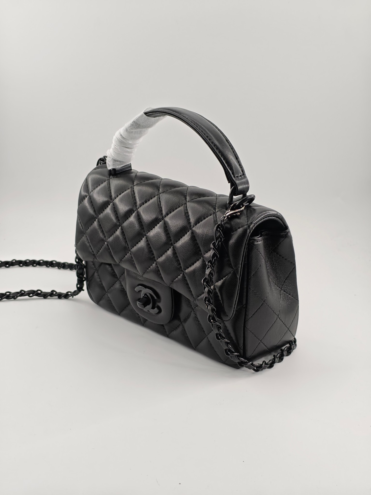  小香手提包单肩包斜挎包
黑色头层小羊皮黑扣
实物实拍
尺寸：20/12/6
款号：8259
