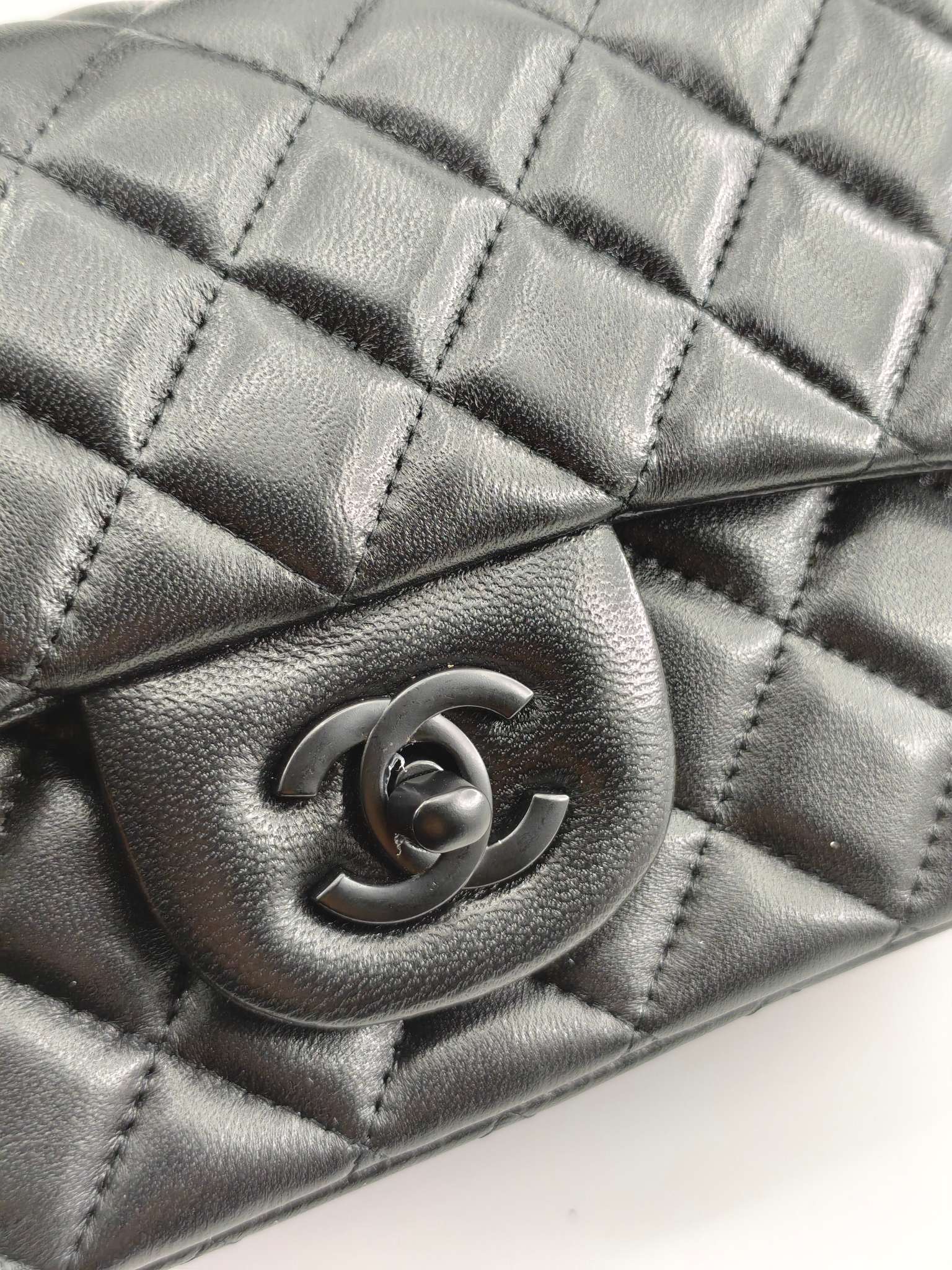  小香手提包单肩包斜挎包
黑色头层小羊皮黑扣
实物实拍
尺寸：20/12/6
款号：8259
